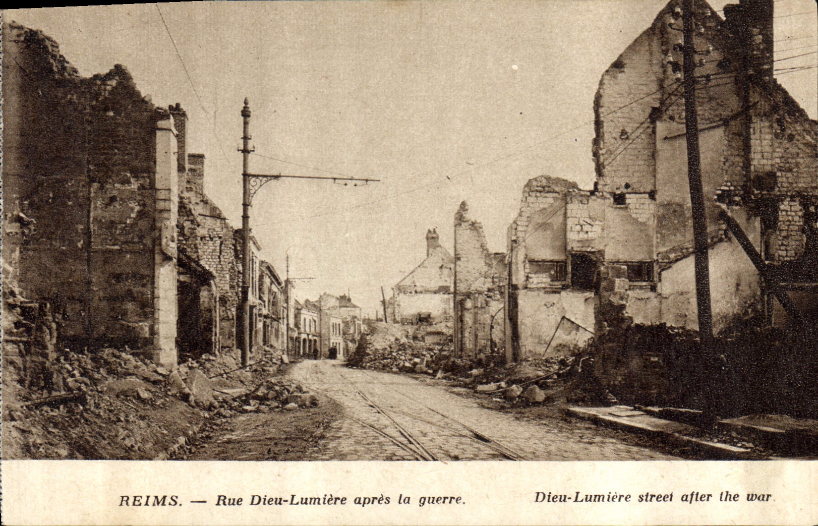 CPA Reims Rue Dieu Lumiere apres la guerre