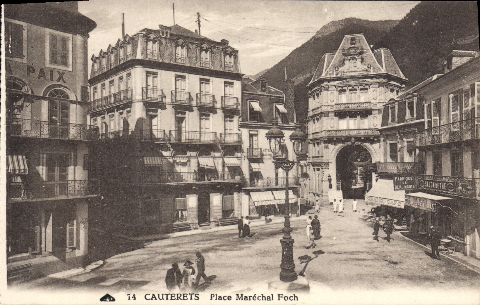 CPA Cauterets Place Marechal Foch 