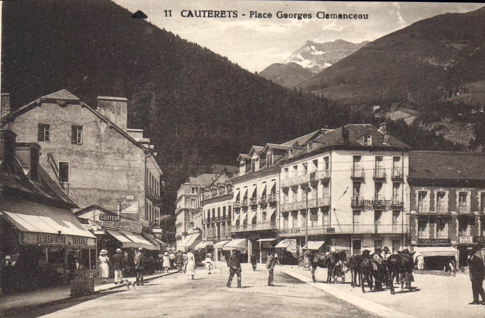 CPA Cauterets Place Georges Clemenceau 