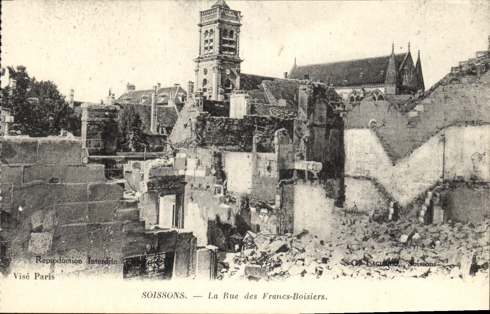 CPA Soissons La Rue des Francs Boisiers Militaria