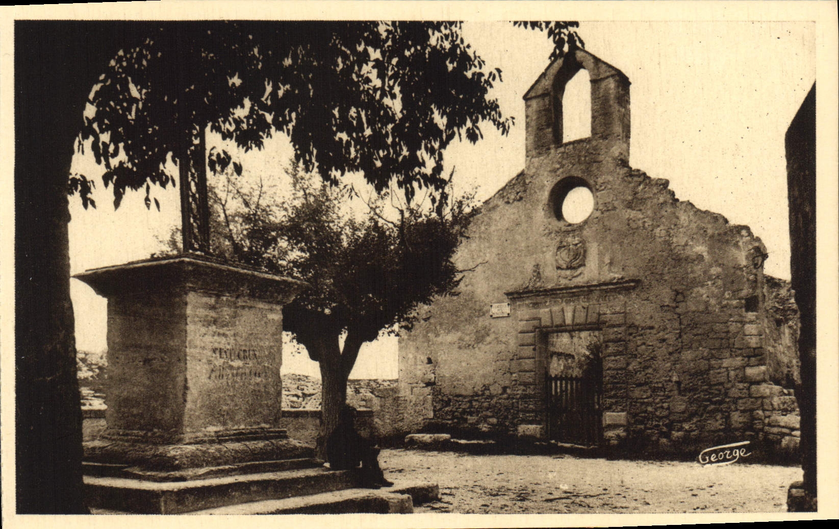 CPA Les Baux Chapelle des Penitents XVI siecle
