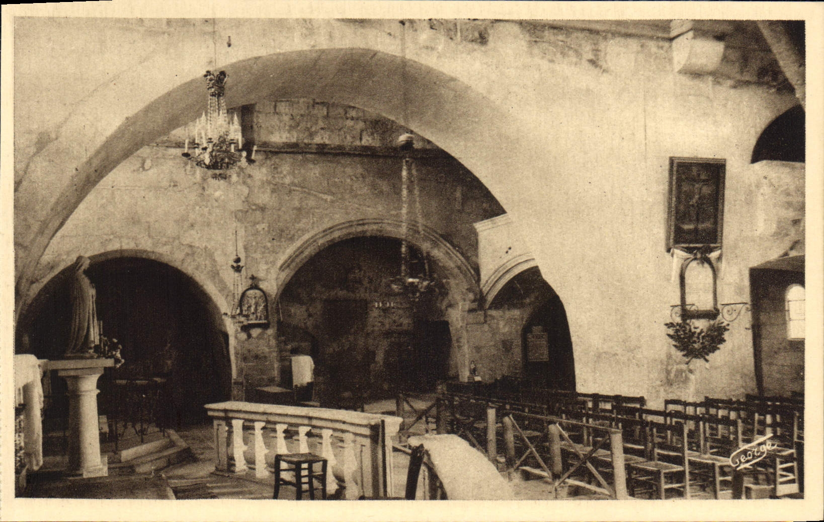 CPA Les Baux interieur de l'eglise St Vincent contenant des Vestiges des X XII XIV et XVI siecle 