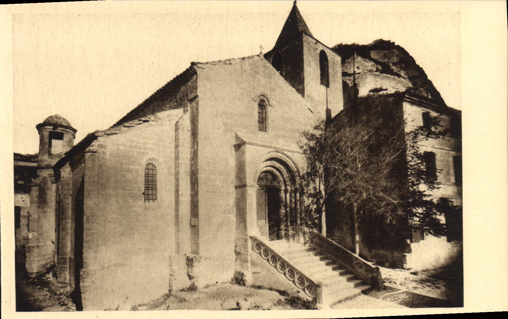 CPA Les Baux Eglise St Vincent Contenant des Vestiges des X XII XIV XV et XVI S