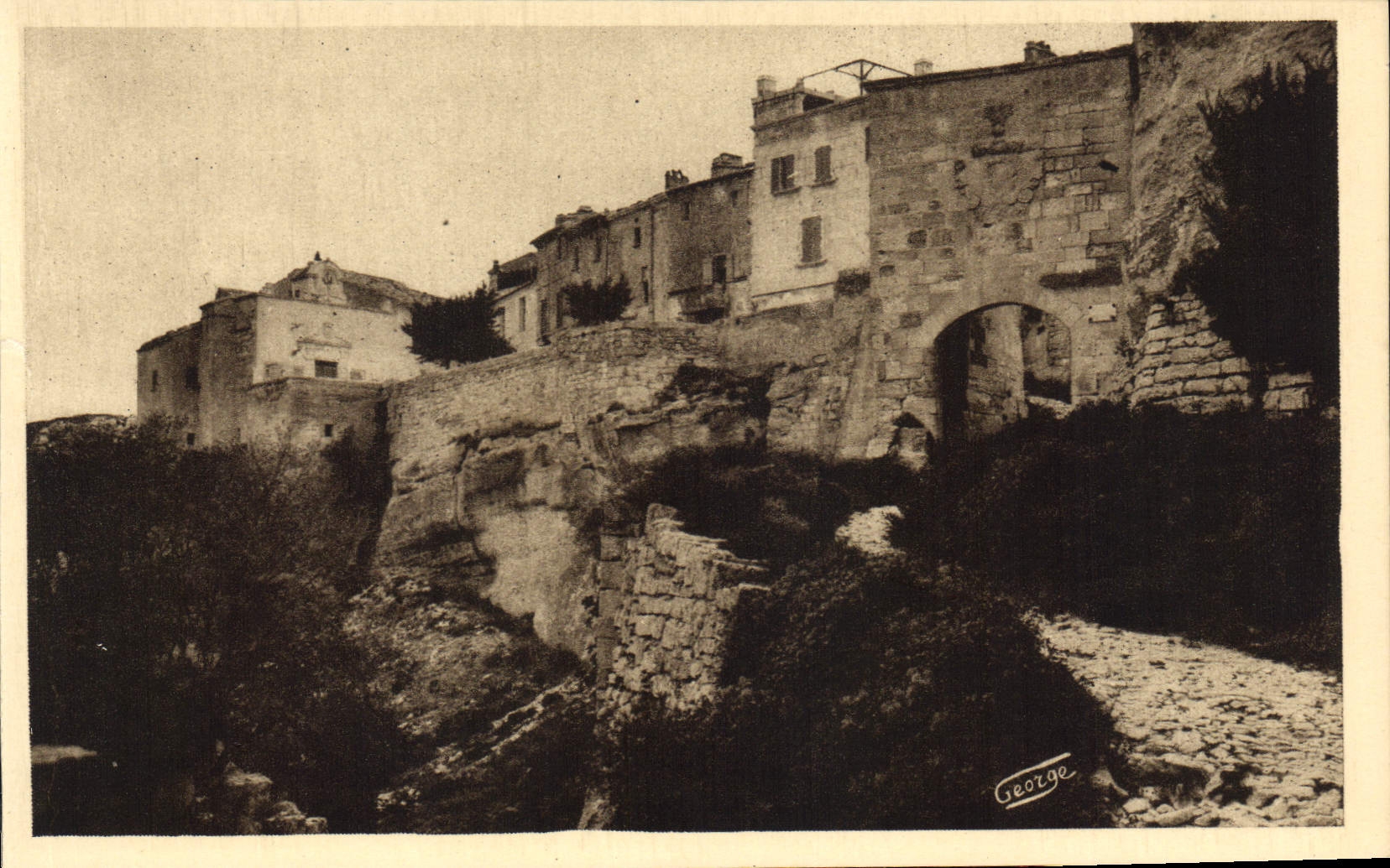 CPA Les Baux les Remparts entree par la Porte d'Eyguyeres 