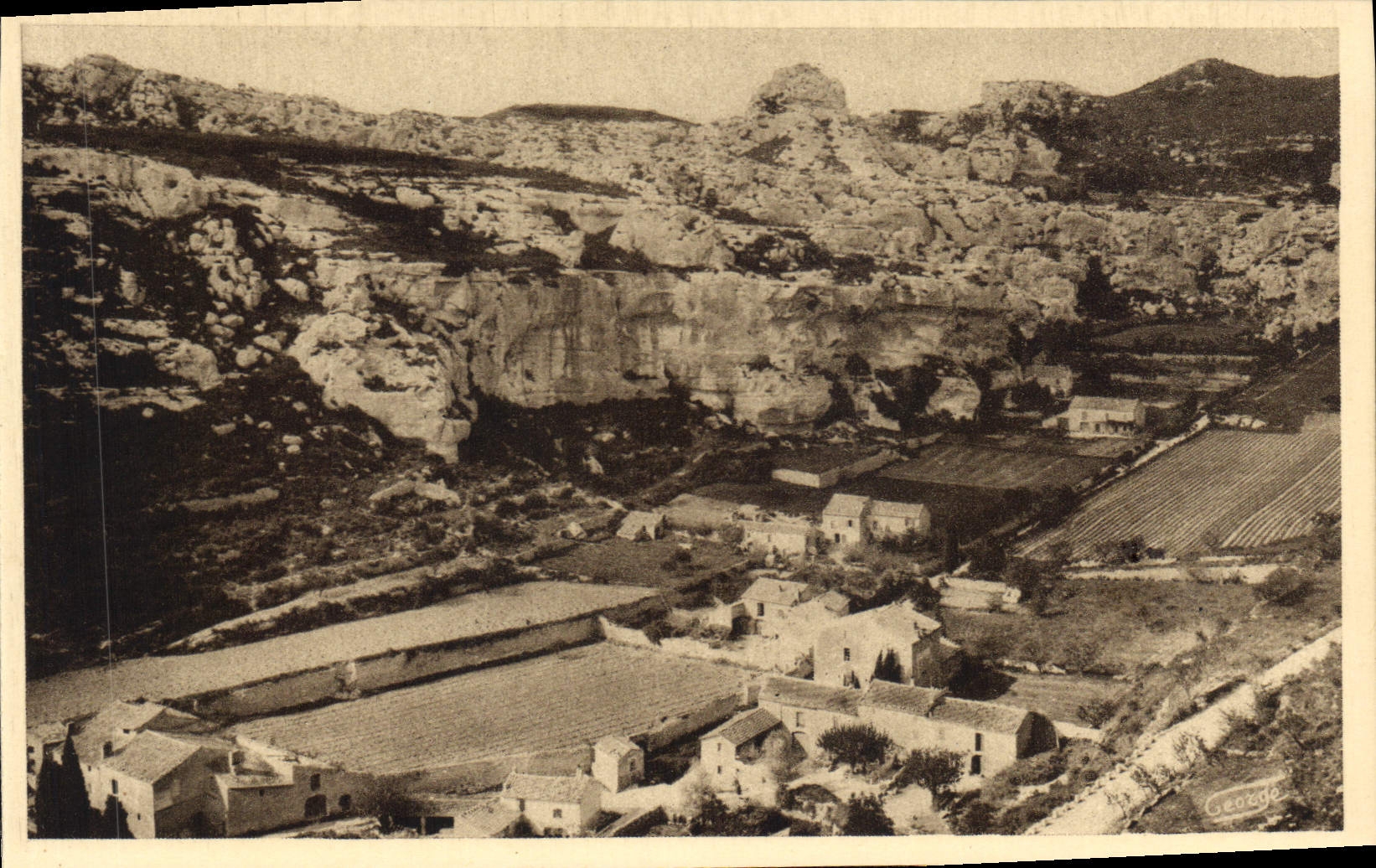 CPA Les Baux vue panoramique Vallon de la Fontaine et Beaumaniere decor de Mireille 