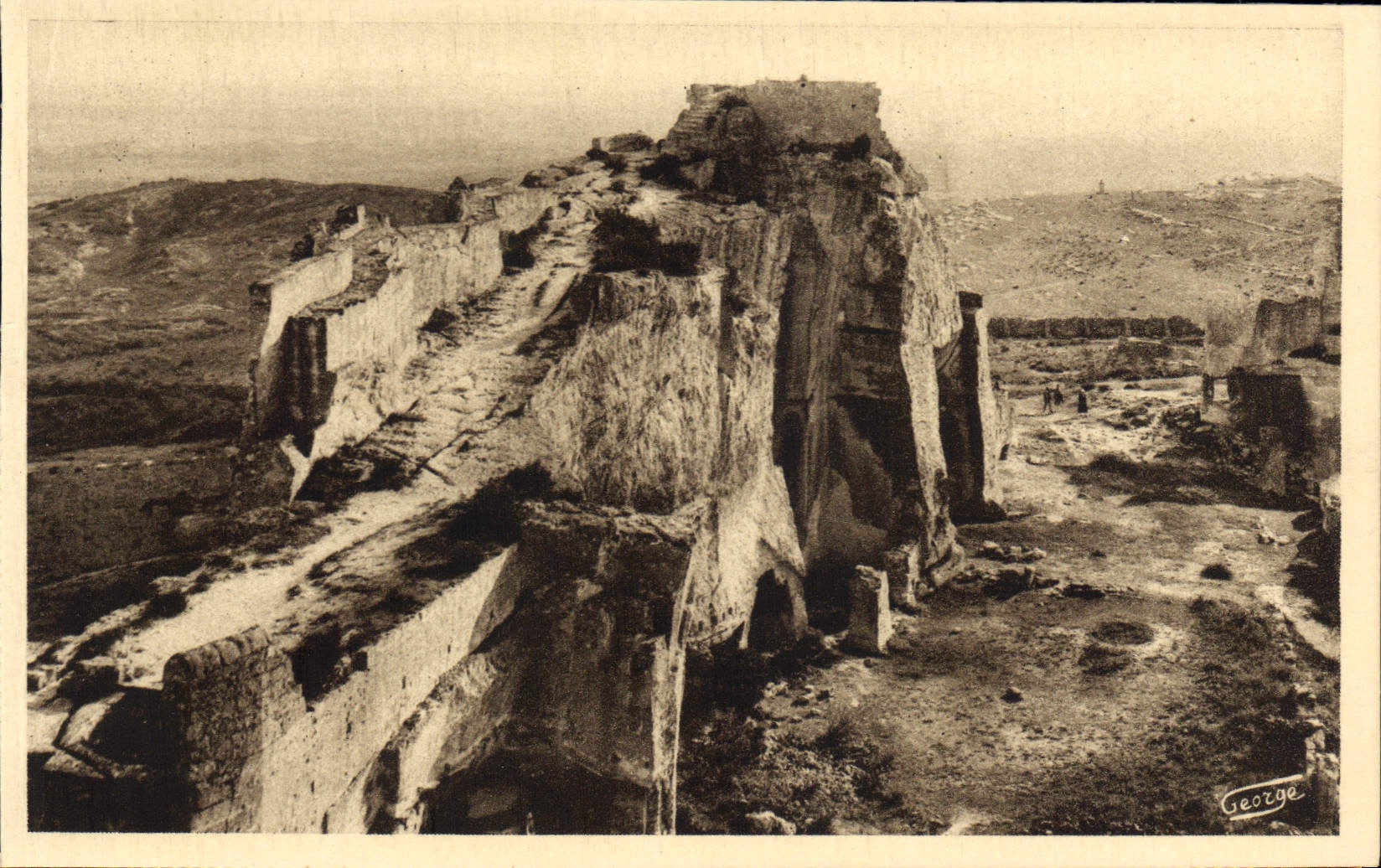 CPA Les Baux Tour Sarrasine et chemin de Ronde 