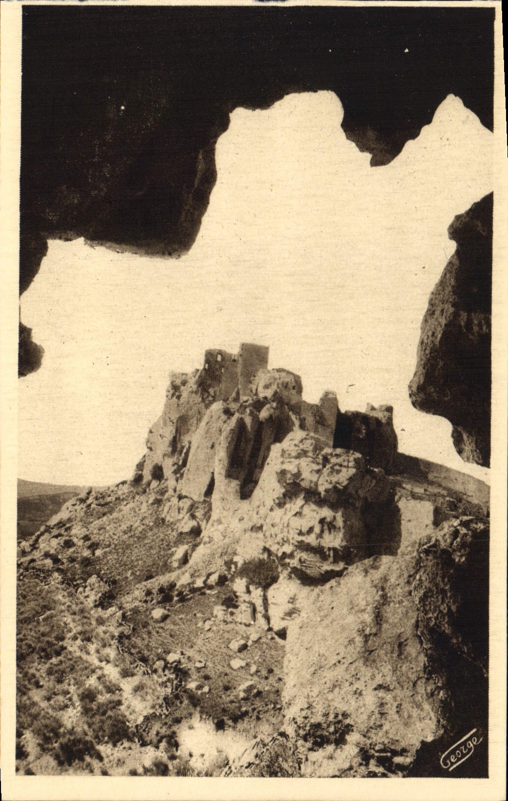 CPA Les Baux Cote oriental et nord des ruines imposantes du chateau Feodal bati au X siecle detruit 