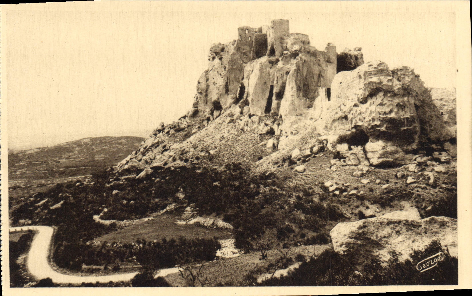 CPA Les Baux Cote oriental et nord des ruines imposantes du chateau Feodal bati au X siecle detruit 