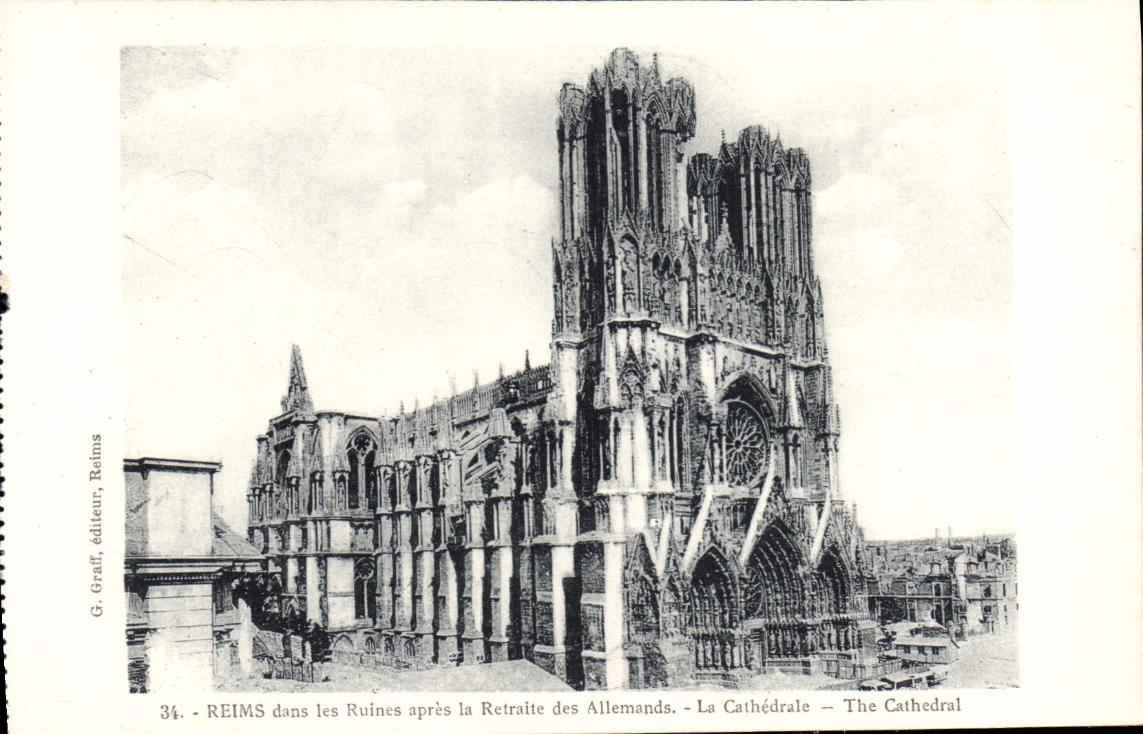 CPA Reims dans les Ruines apres la Retraite des Allemands la Cathedrale 