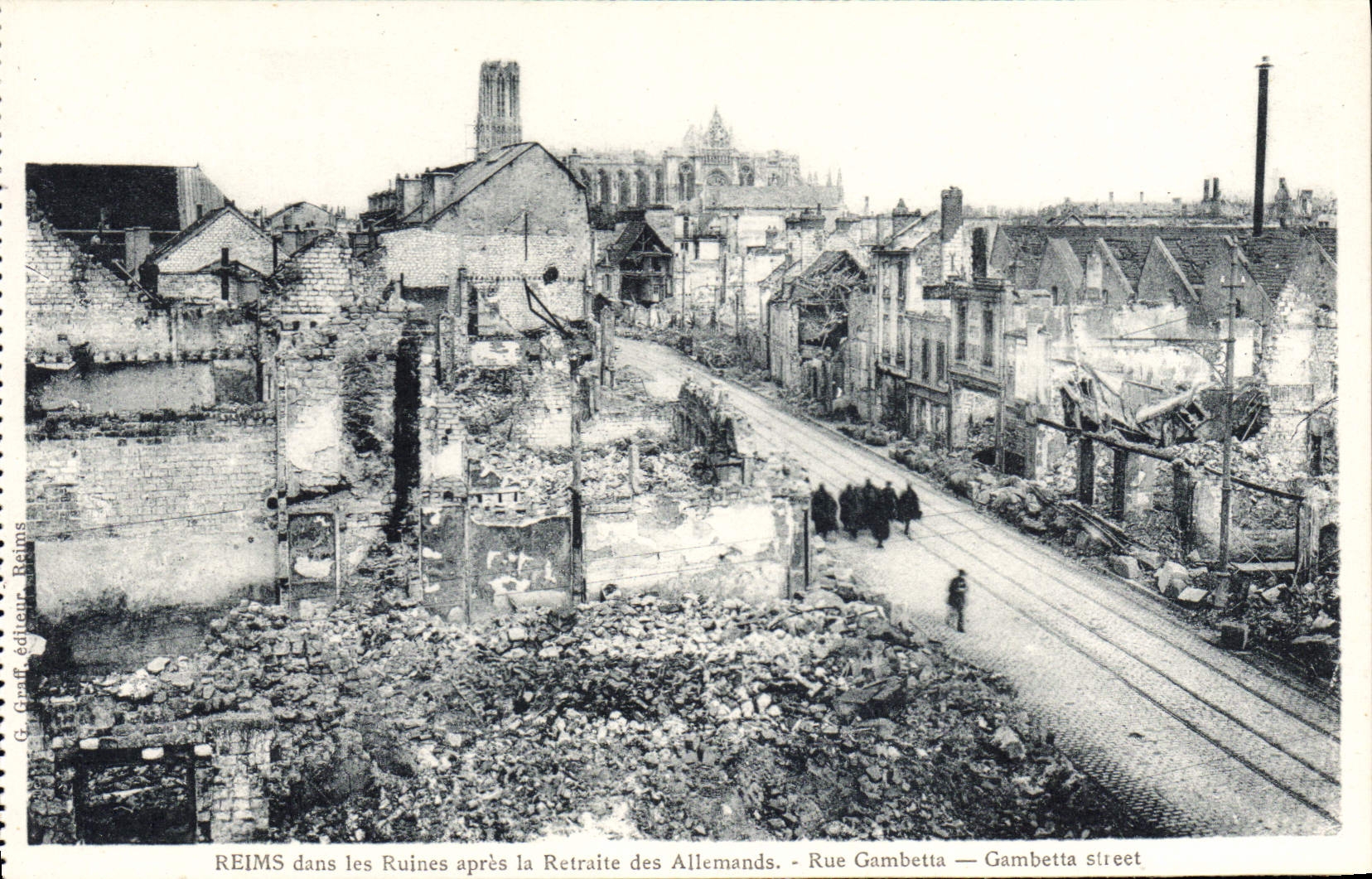 CPA Reims dans les Ruines apres la Retraite des Allemands rue Gambetta