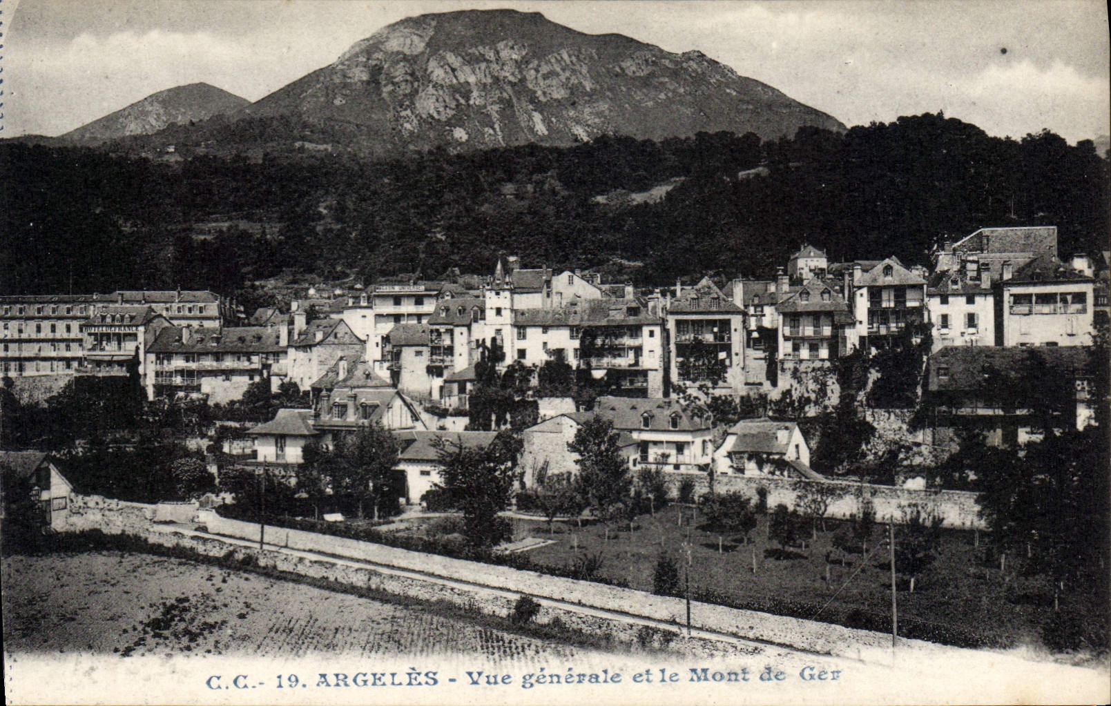 CPA Argeles vue generale et le Mont de Ger 
