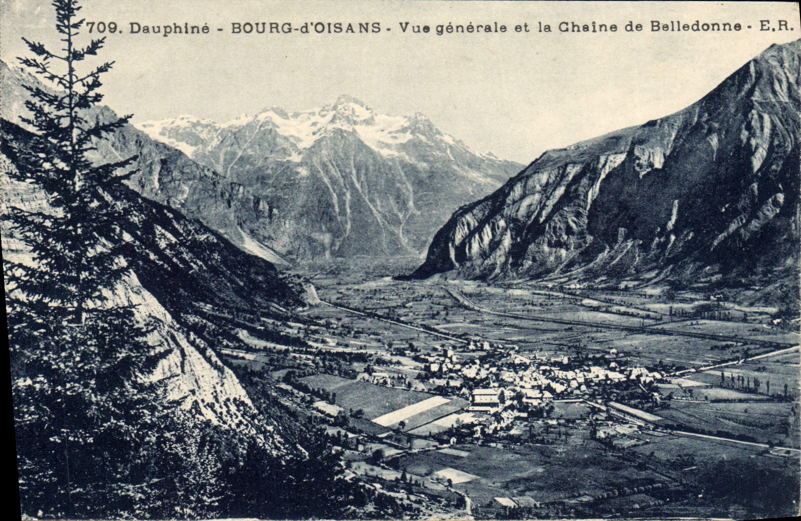 CPA Dauphine Bourg d'Oisans vue generale et la Chaine de Belledonne