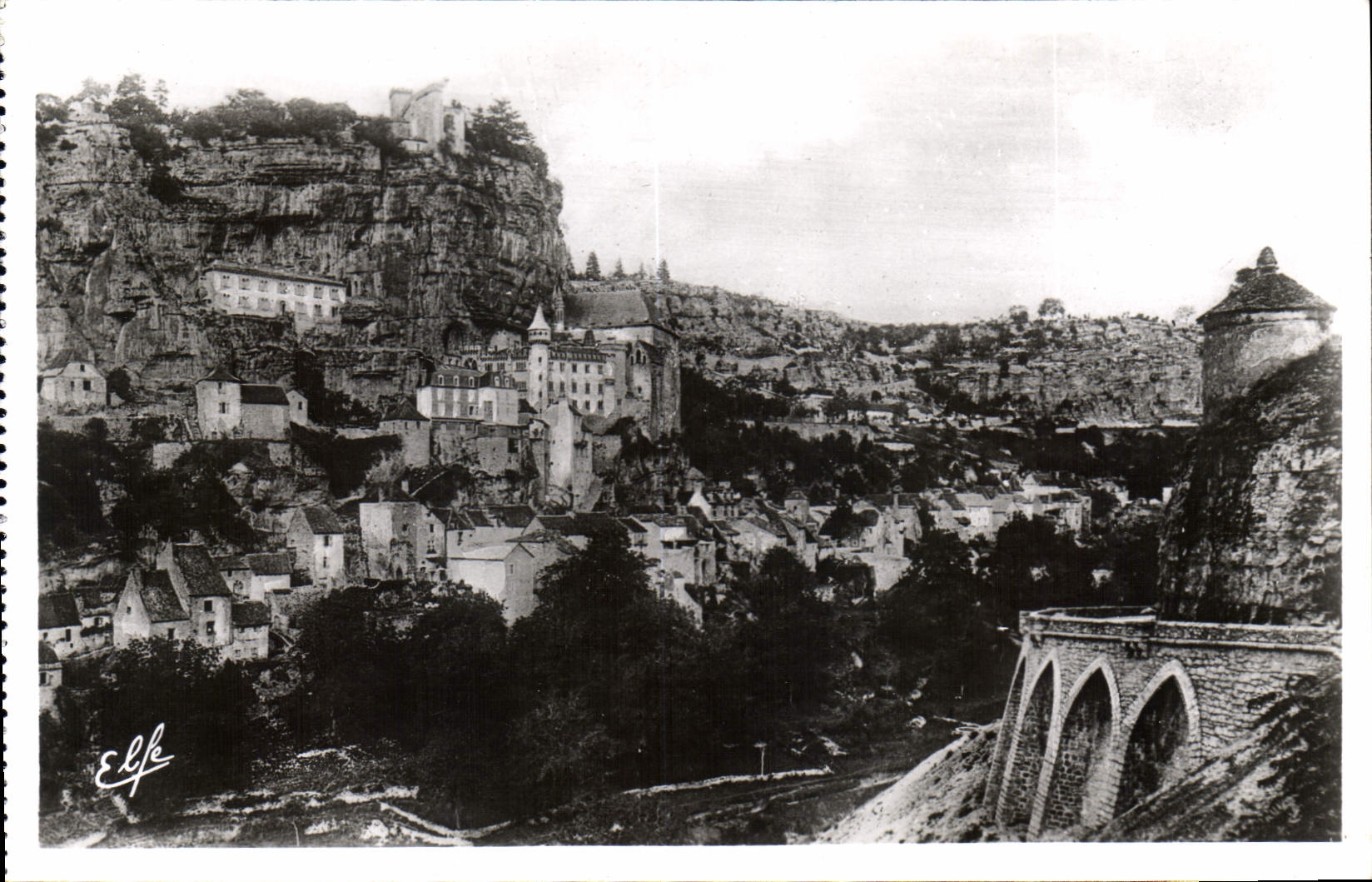 CPA Pyrlnees Ocean Rocamadour la Ville vue de la Route de Cahors et le Pigeonnier