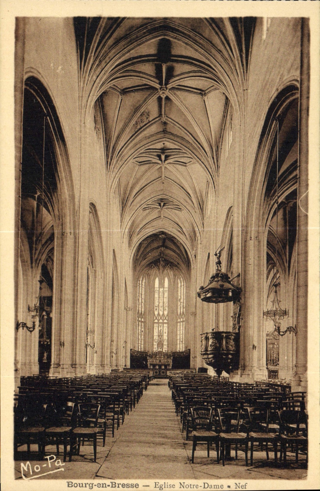 CPA Bourg en Bresse Eglise Notre Dame Nef