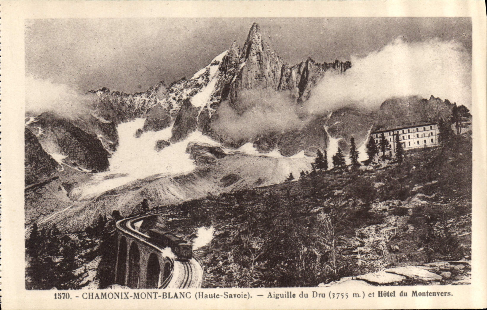 CPA Chamonix Mont Blanc Hte Savoie Aiguille du Dru et hotel du Montenvers 