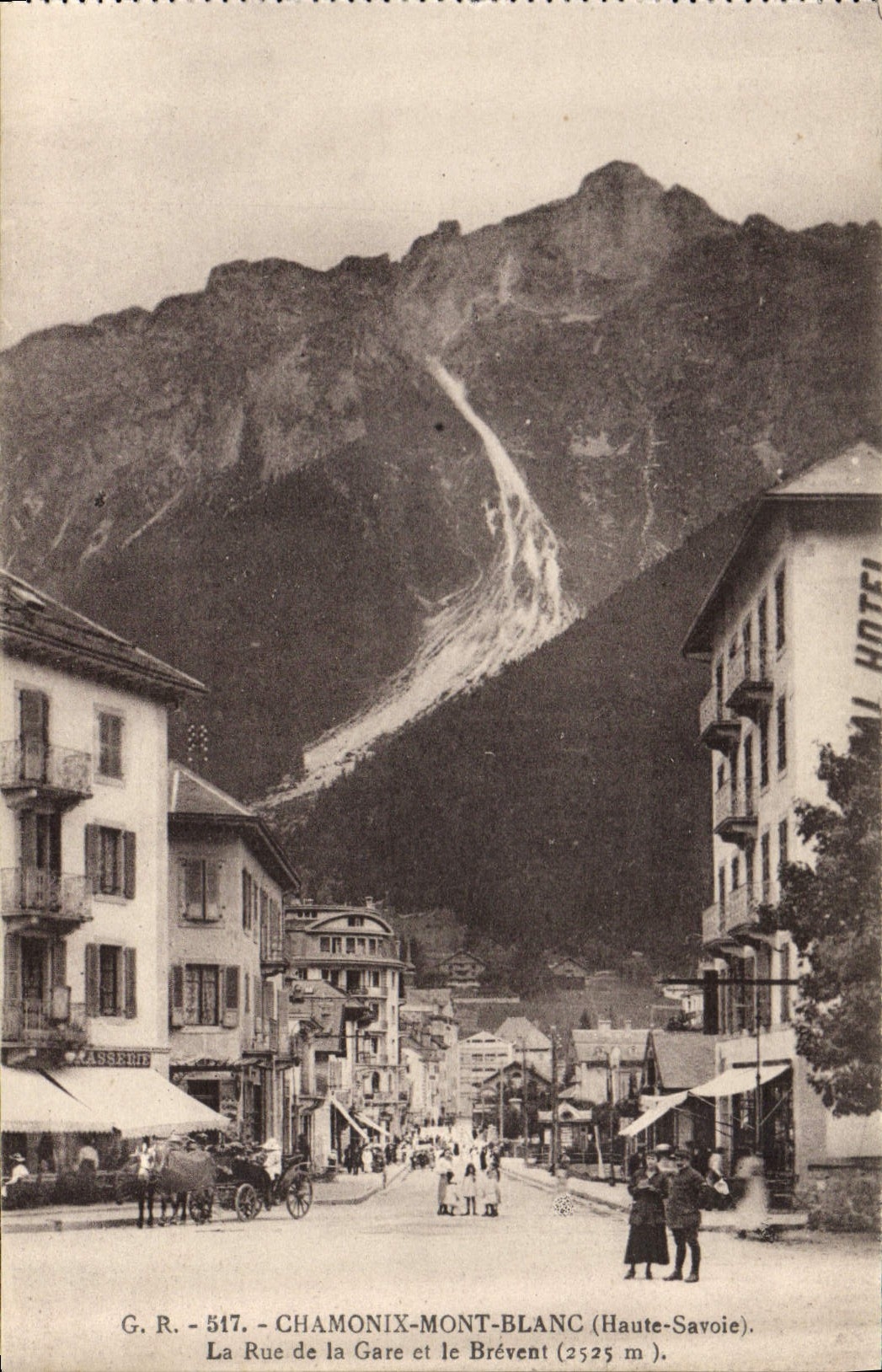 CPA Chamonix Mont Blanc Haute Savoie la Rue de la Gare et le Brevent 