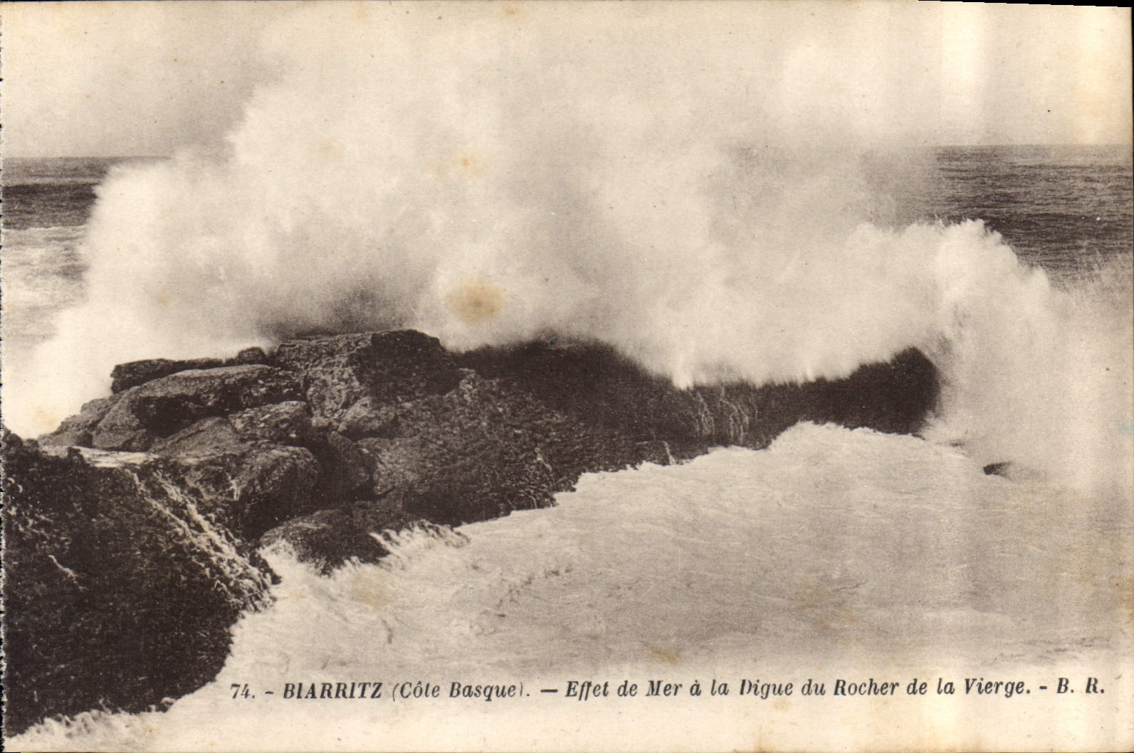 CPA Biarritz Cote Basque Effet de Mer de la Digue du Rocher de la Vierge 