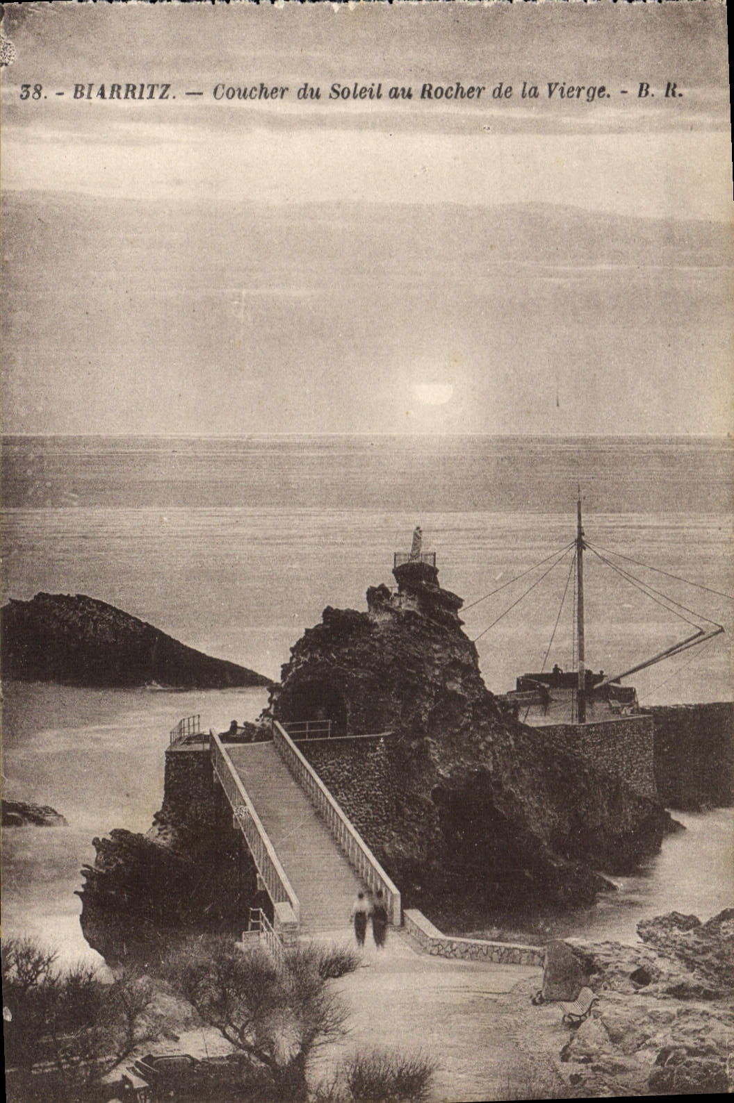 CPA Biarritz Coucher du Soleil au Rocher de la Vierge 
