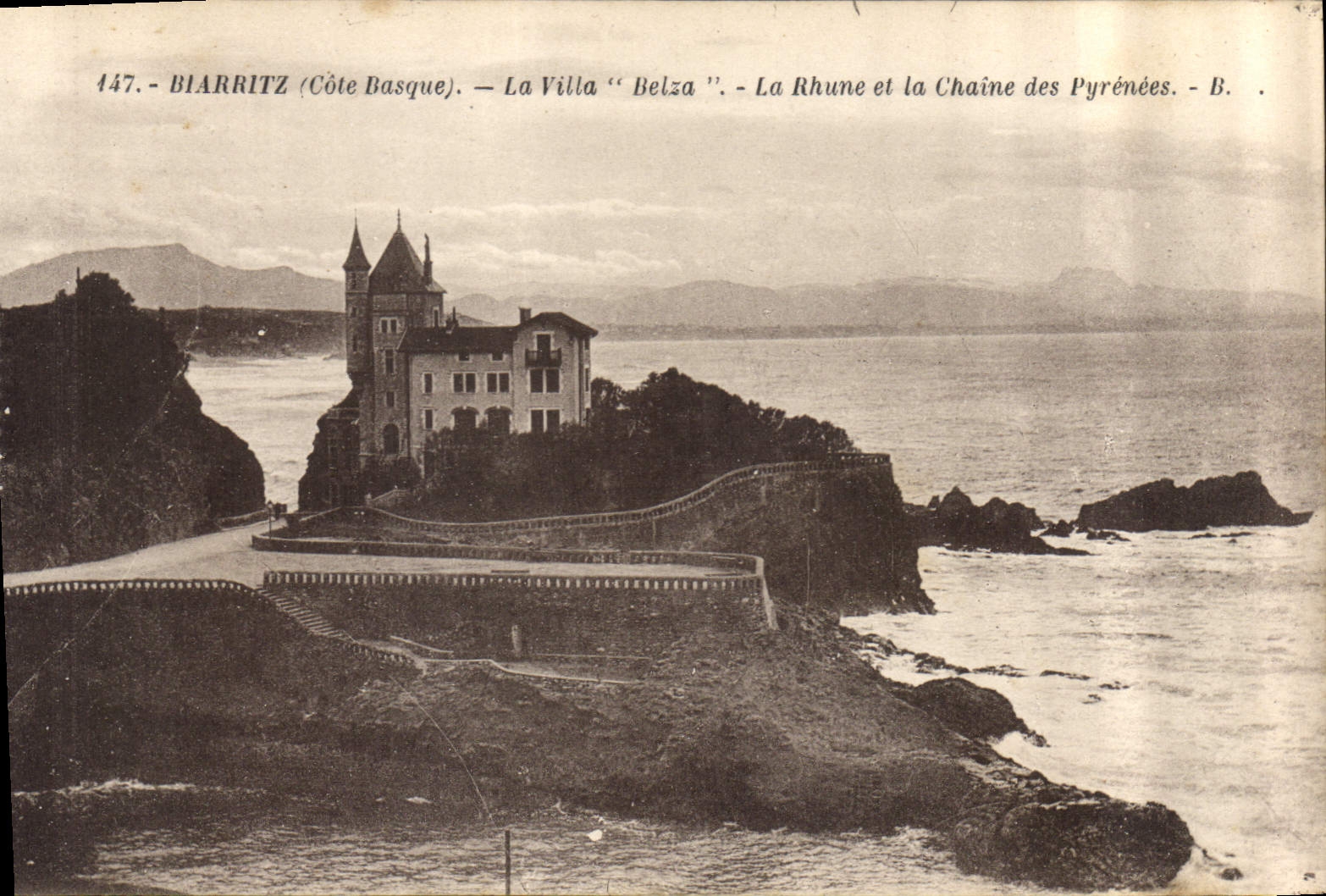 CPA Biarritz Cote Basque La Villa Belza la Rhune et la Chaine des Pyrenees 