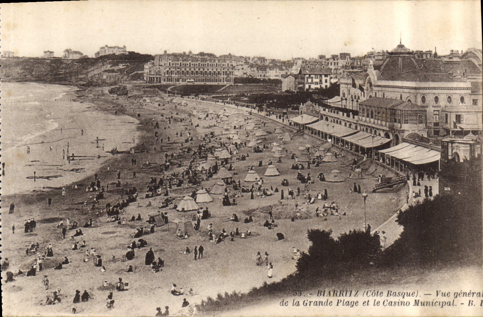 CPA Biarritz Cote Basque vue generale de la Grande Plage et le Casino Municipal 