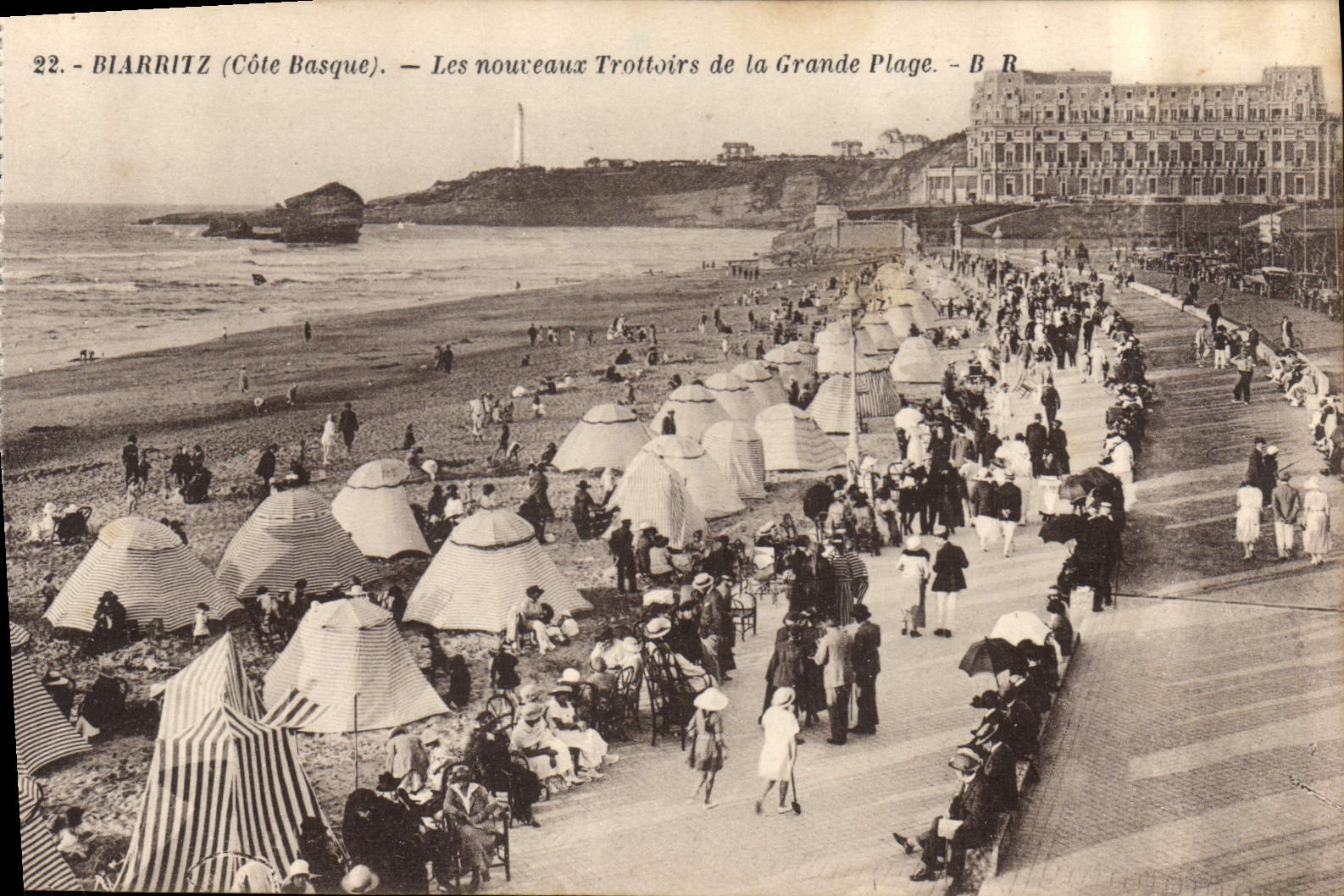 CPA Biarritz Cote Basque les Nouveaux Trottoirs de la Grande Plage 