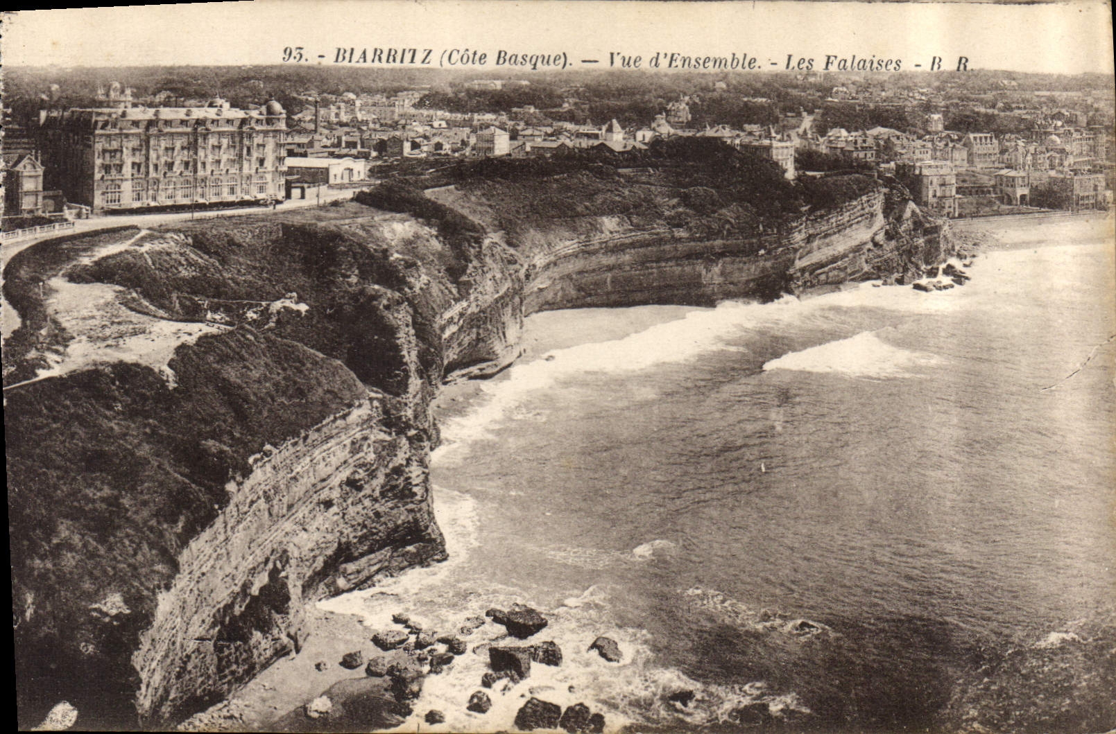CPA Biarritz Cote Basque vue d'ensemble les Falaises 