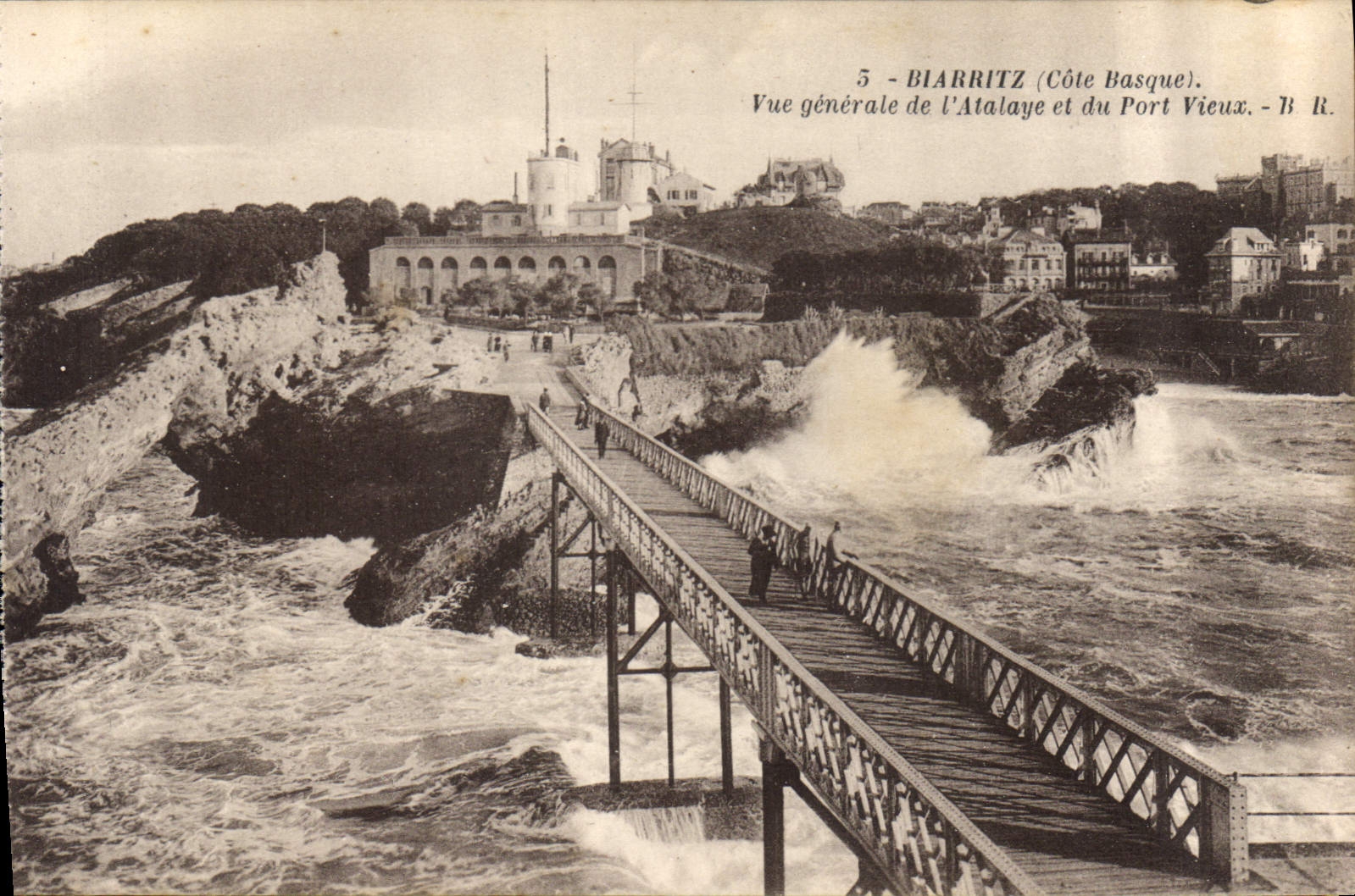 CPA Biarritz Cote Basque vue generale de l'Atalaye et du Port Vieux 
