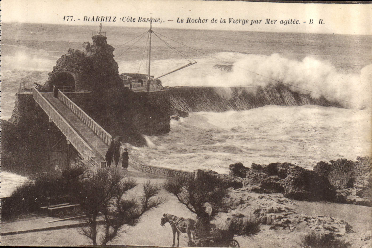 CPA Biarritz Cote Basque le Rocher de la Vierge par Mer Agitee 
