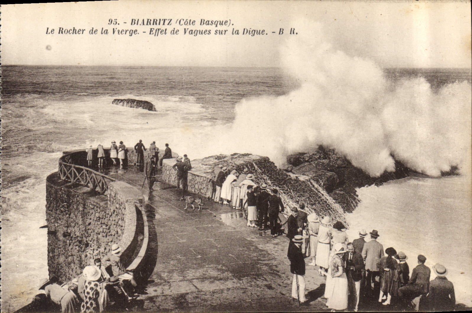 CPA Biarritz Cote Basque le Rocher de la Vierge Effet de Vagues sur la Digue 