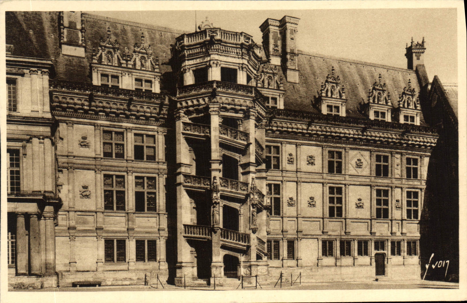 CPA Blois Loir et Cher le chateau Escalier Francois Ier