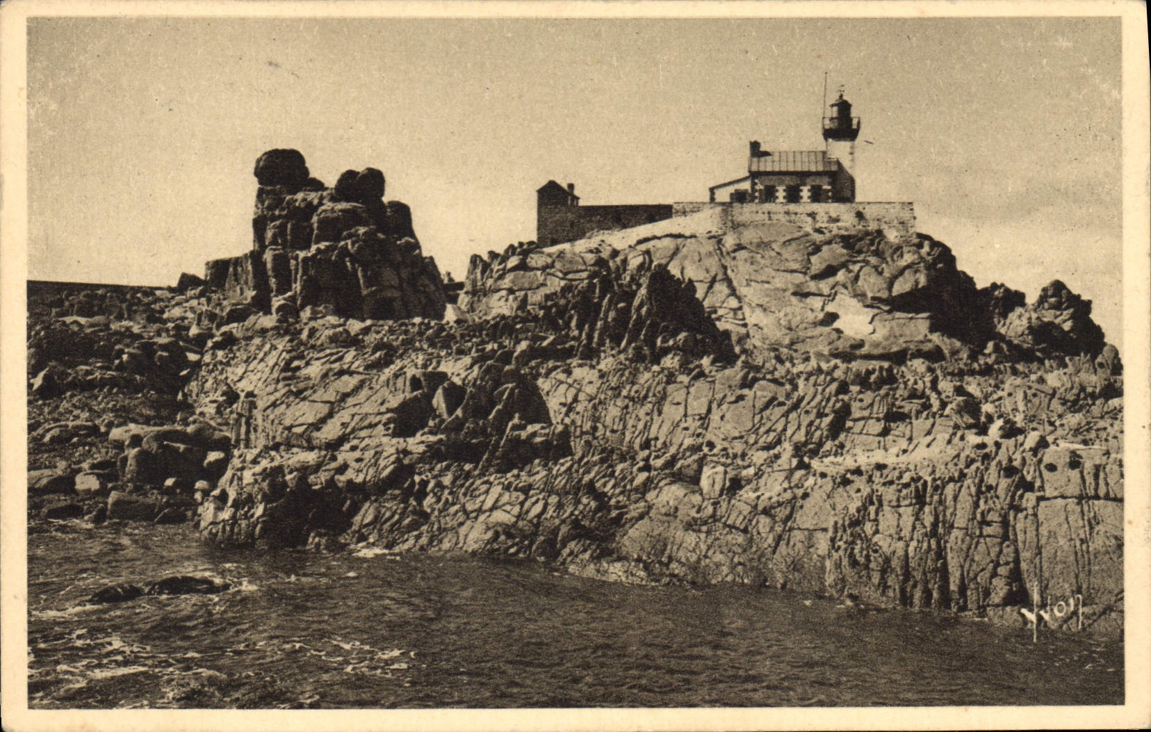 CPA Ile de Breha Cotes du Nord Les rochers et le phare du Paon