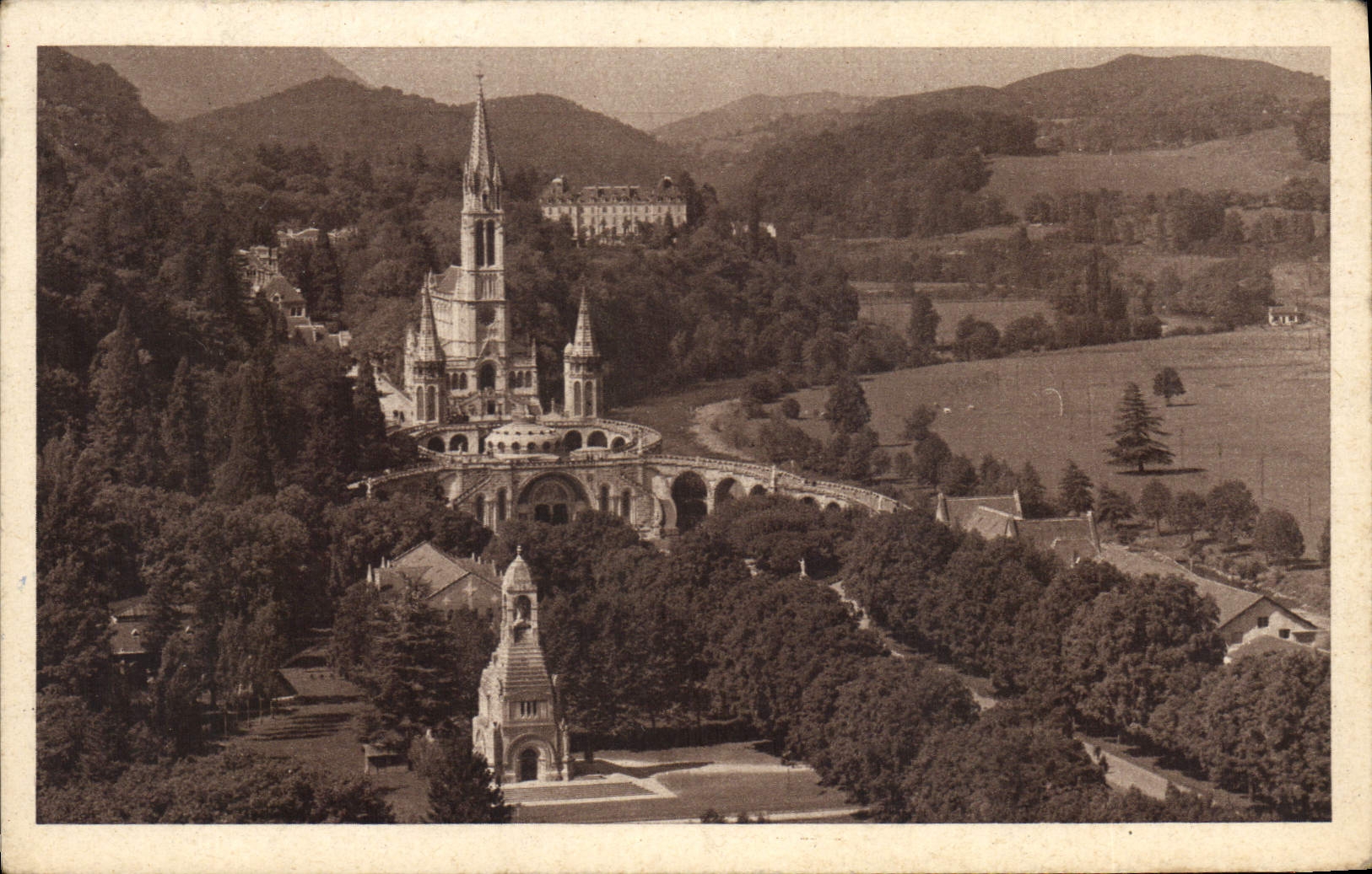 CPA Lourdes Le monument aux Morts et la Basilique 