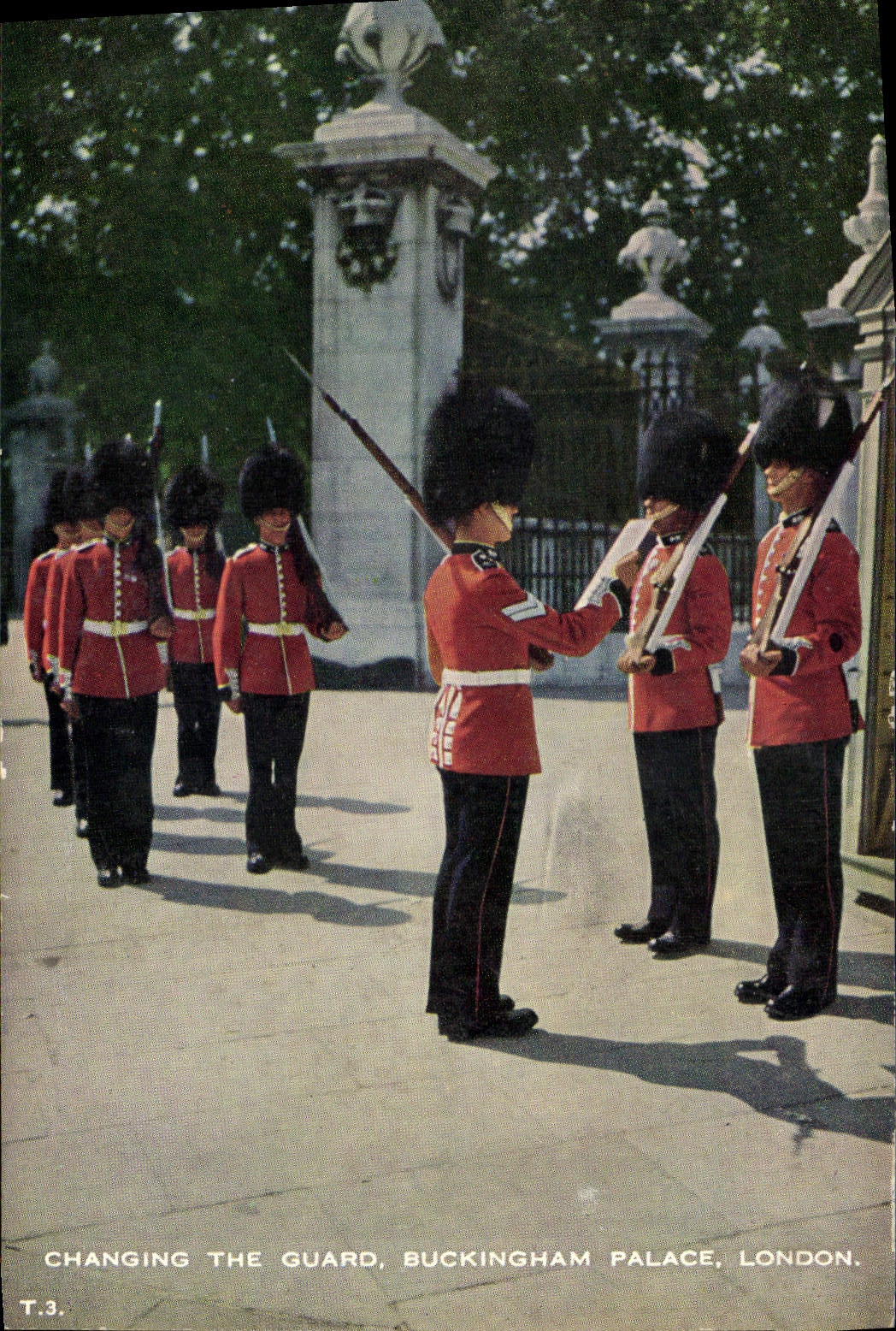 CPA Changing the guard Buckingham palace London