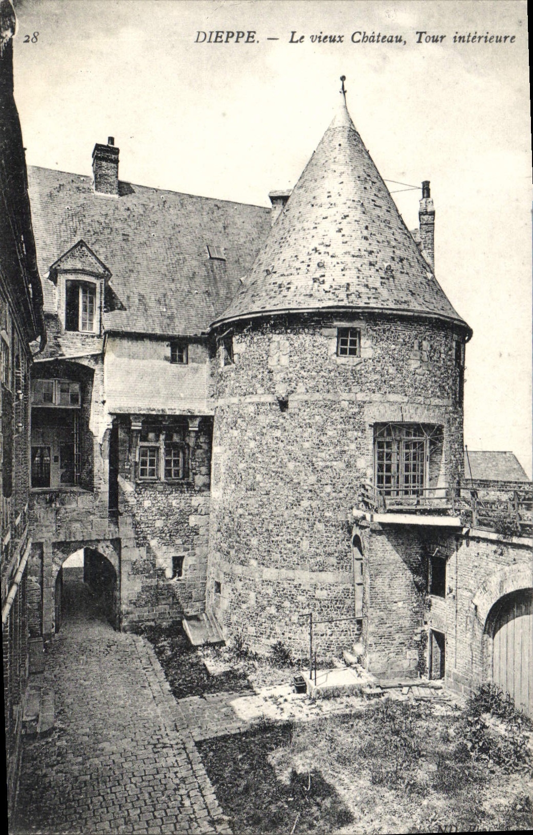 CPA Dieppe Le vieux Chateau Tour interieure 