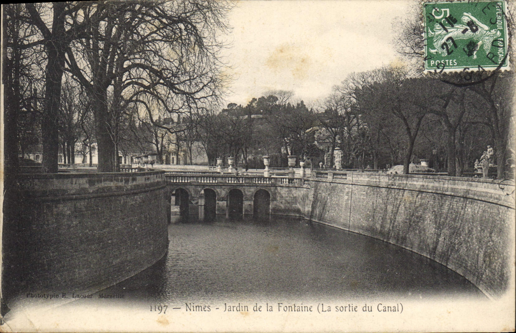 CPA Nimes Jardin de la Fontaine La sortie du Canal 