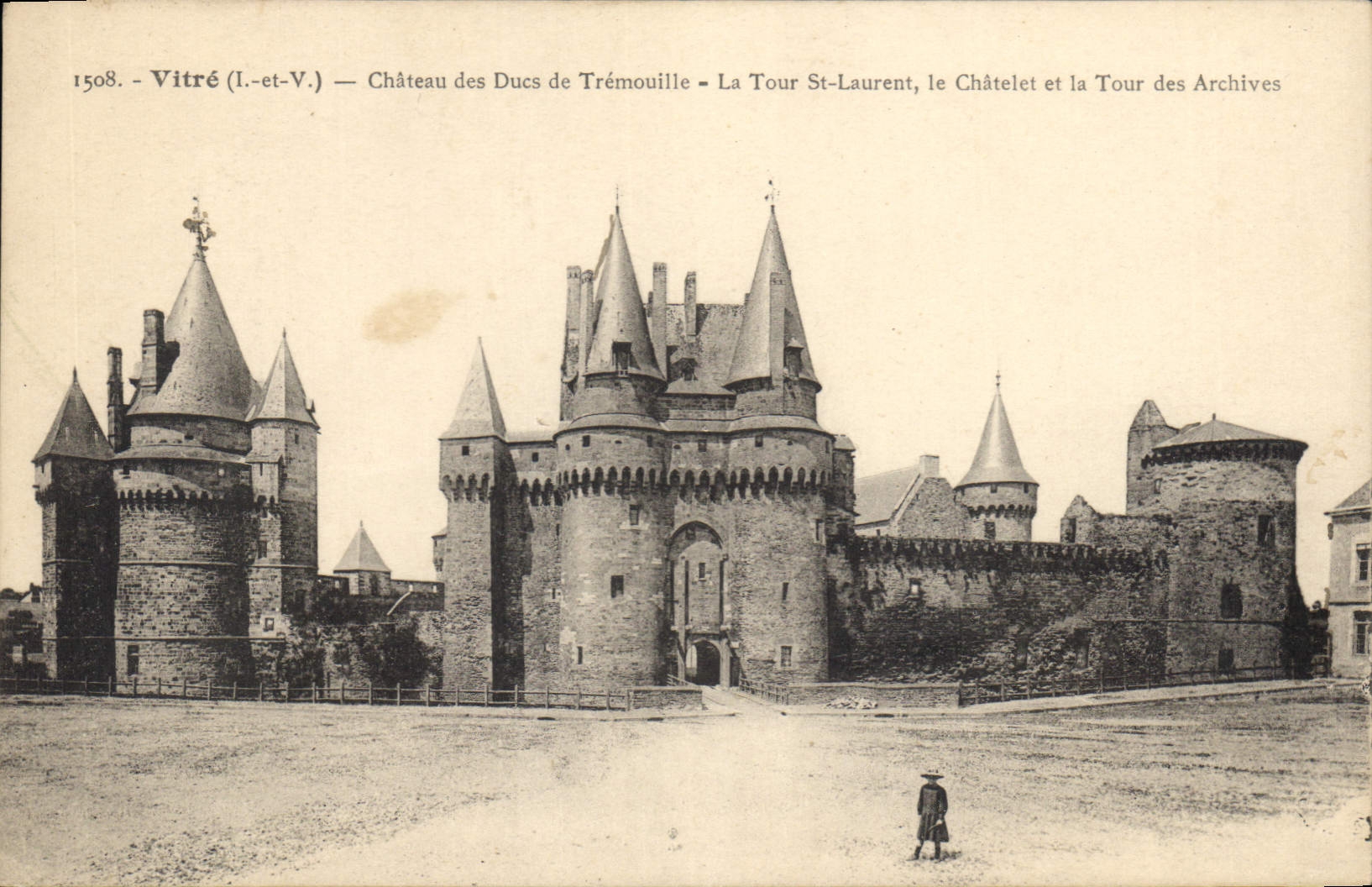 CPA Vitre I et V Chateau des Ducs de Tremouille La tour St Laurent et la tour des Archives 