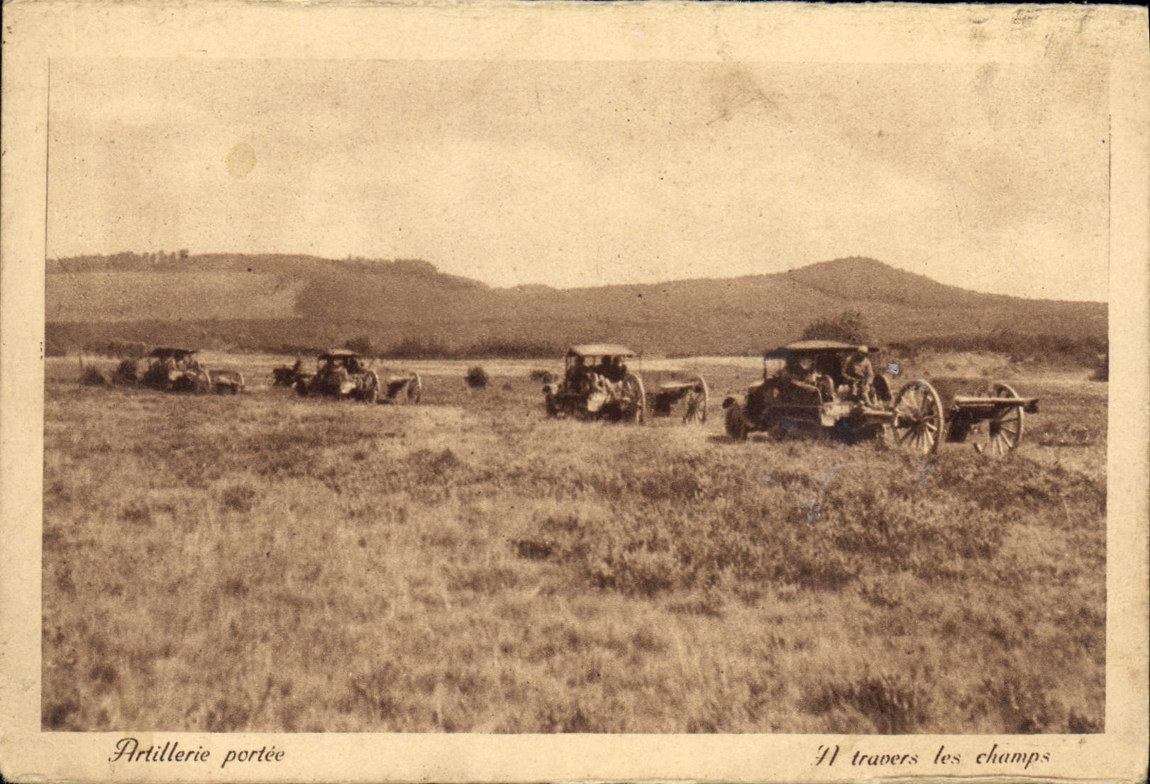 CPA Artillerie portee a travers les champs Militaria
