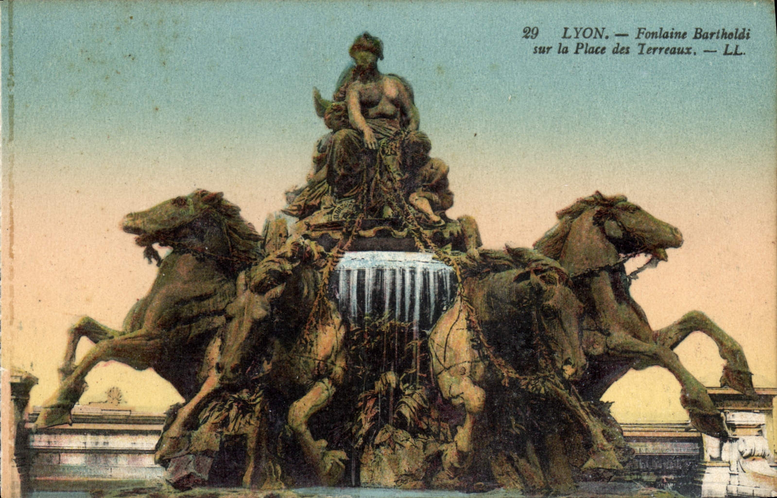CPA Lyon Fontaine Bartholdi sur la Place des Terreaux 
