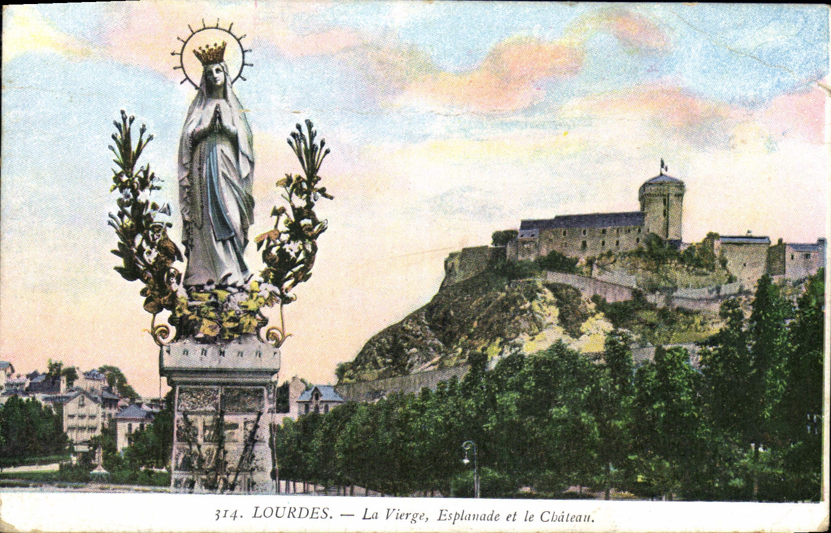 CPA Lourdes La Vierge Esplanade et le Chateau 
