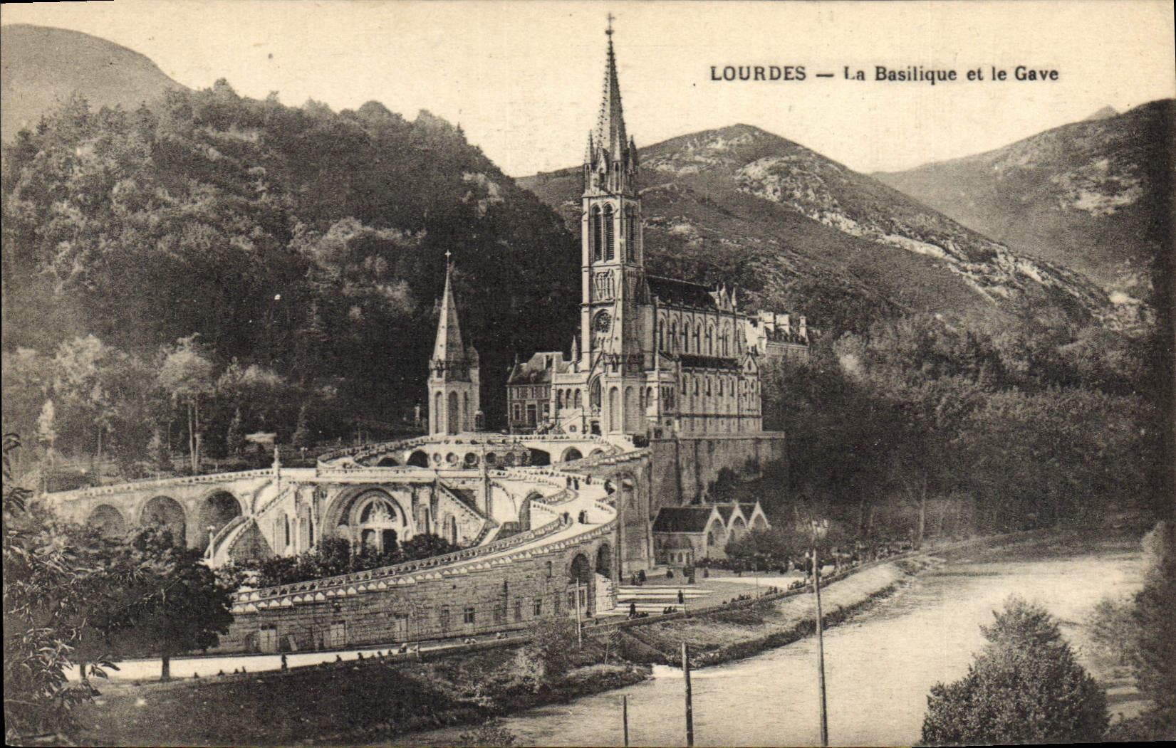 CPA Lourdes La Basilique et le Gave 
