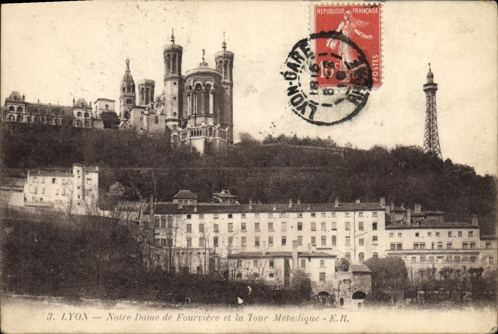 CPA Lyon Notre Dame de Fourviere et la Tour Metallique 