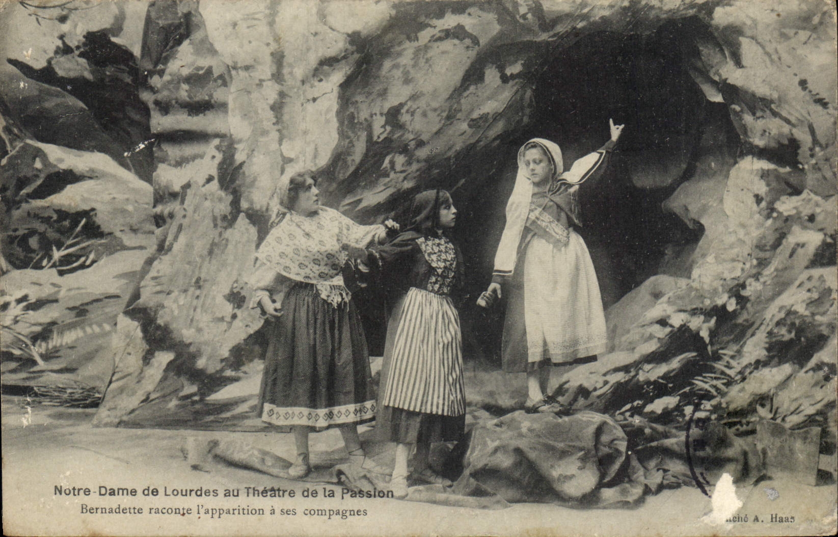 CPA Notre Dame de Lourdes au Theatre de la Passion Enfants Bernadette raconte l'apparition a ses com