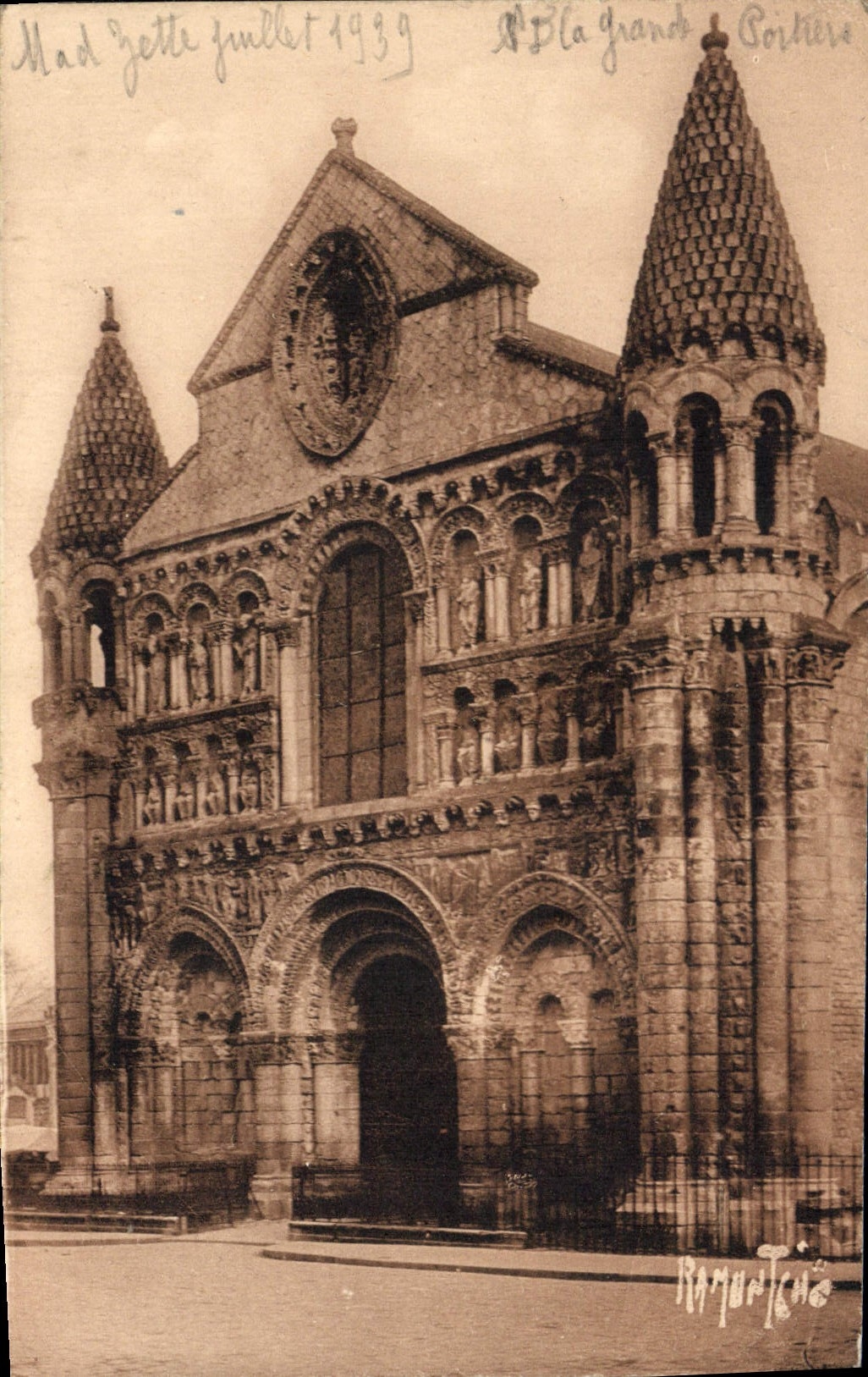 CPA Poitiers Notre Dame la Grande Facade