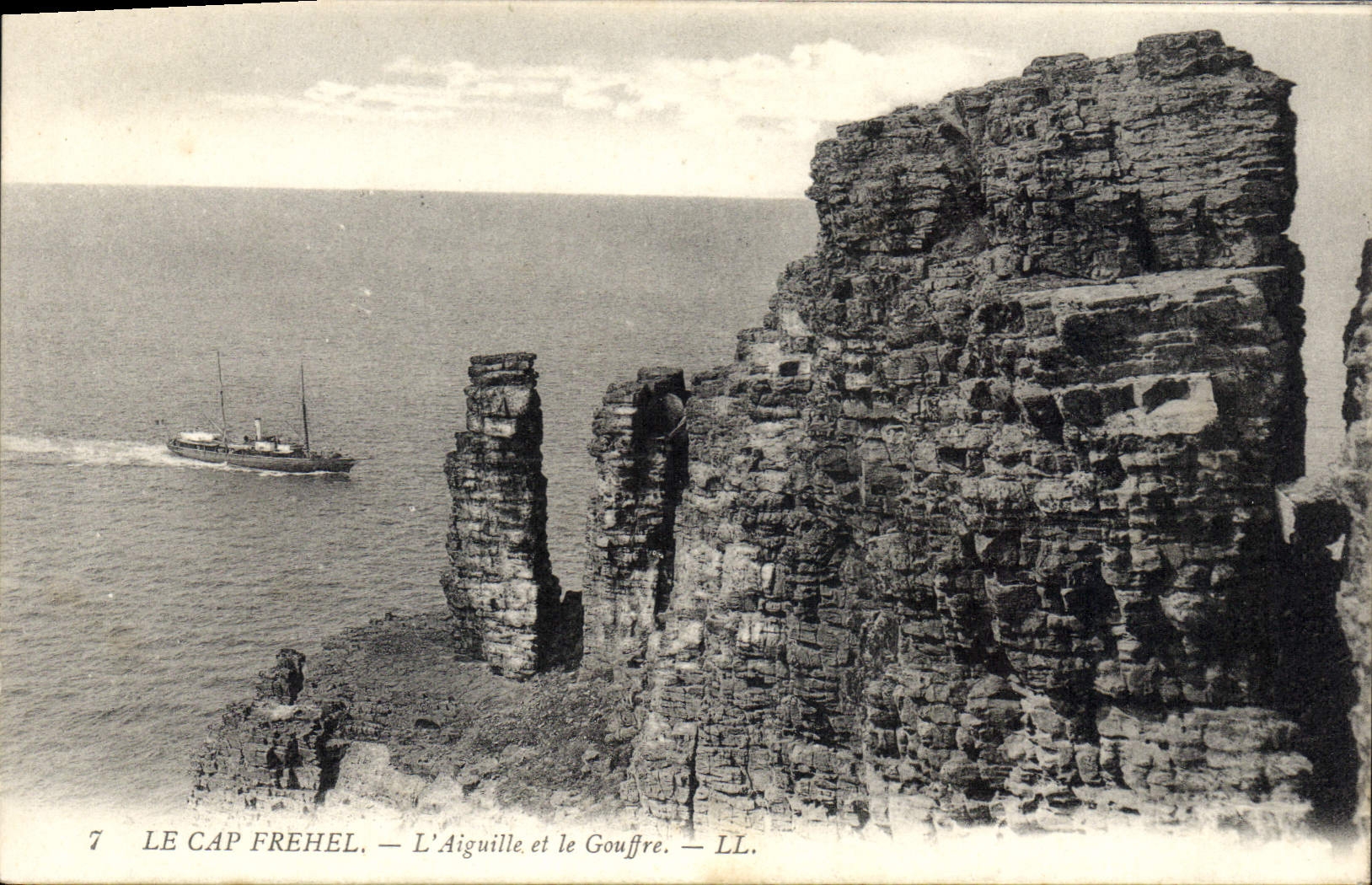 CPA Le Cap Frehel L'Aiguille et le Gouffre Bateau