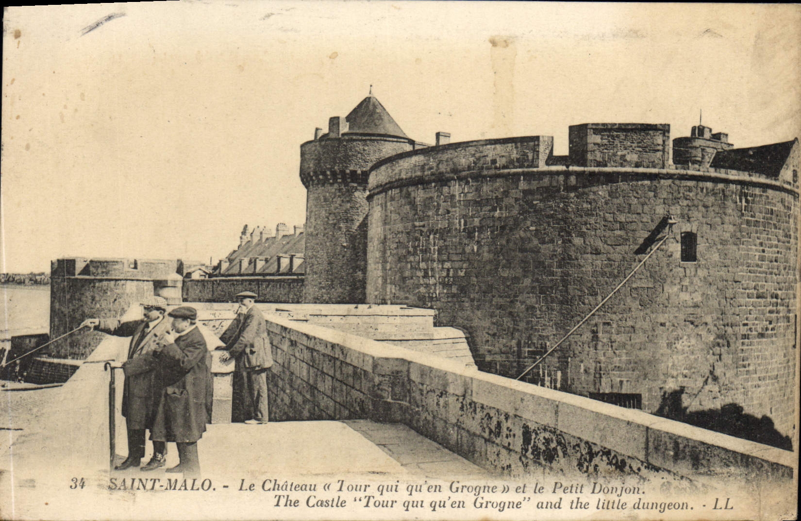 CPA Saint Malo Le Chateau Tour qui qu'en Grogne et le Petit Donjon 