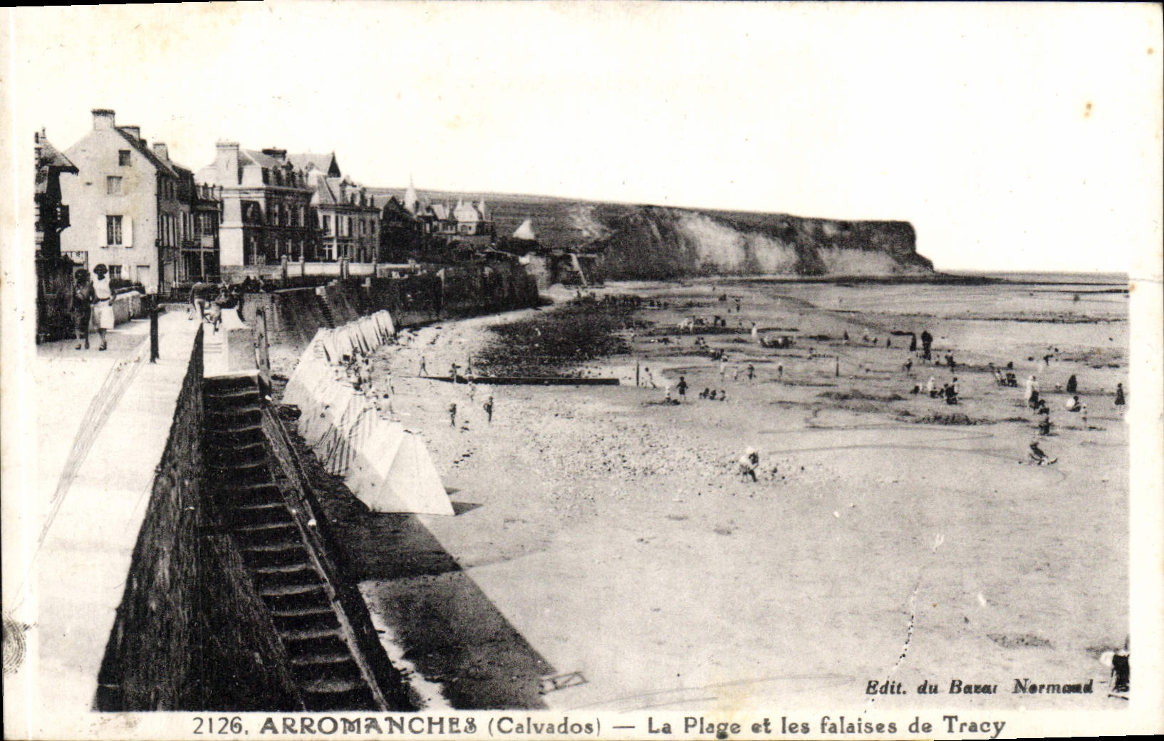 CPA Arromanches Calvados La Plage et les Falaises de Tracy