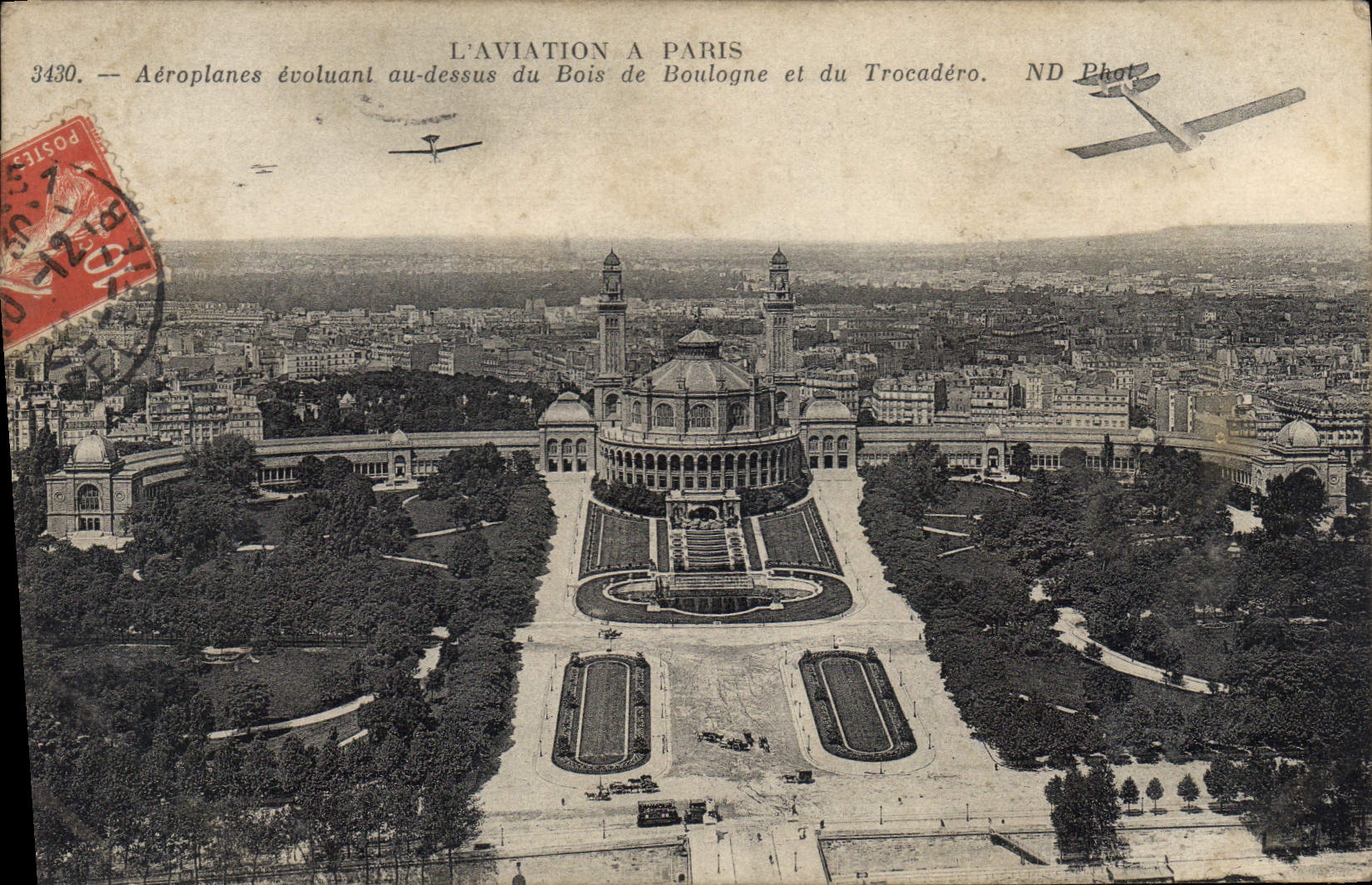 CPA L'Aviation a Paris Aeroplanes evoluant au dessus du Bois de Boulogne et du Trocadero Avion