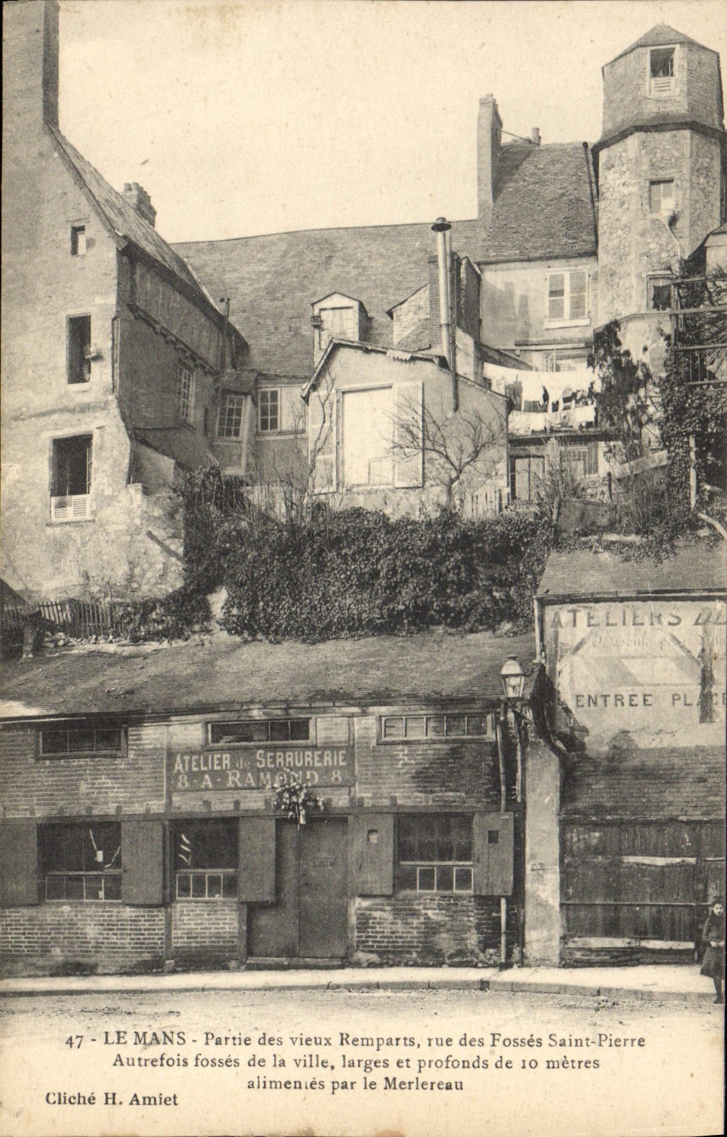 CPA Le Mans Partie des vieux Remparts rue des Fosses Saint Pierre Atelier de serrurerie
