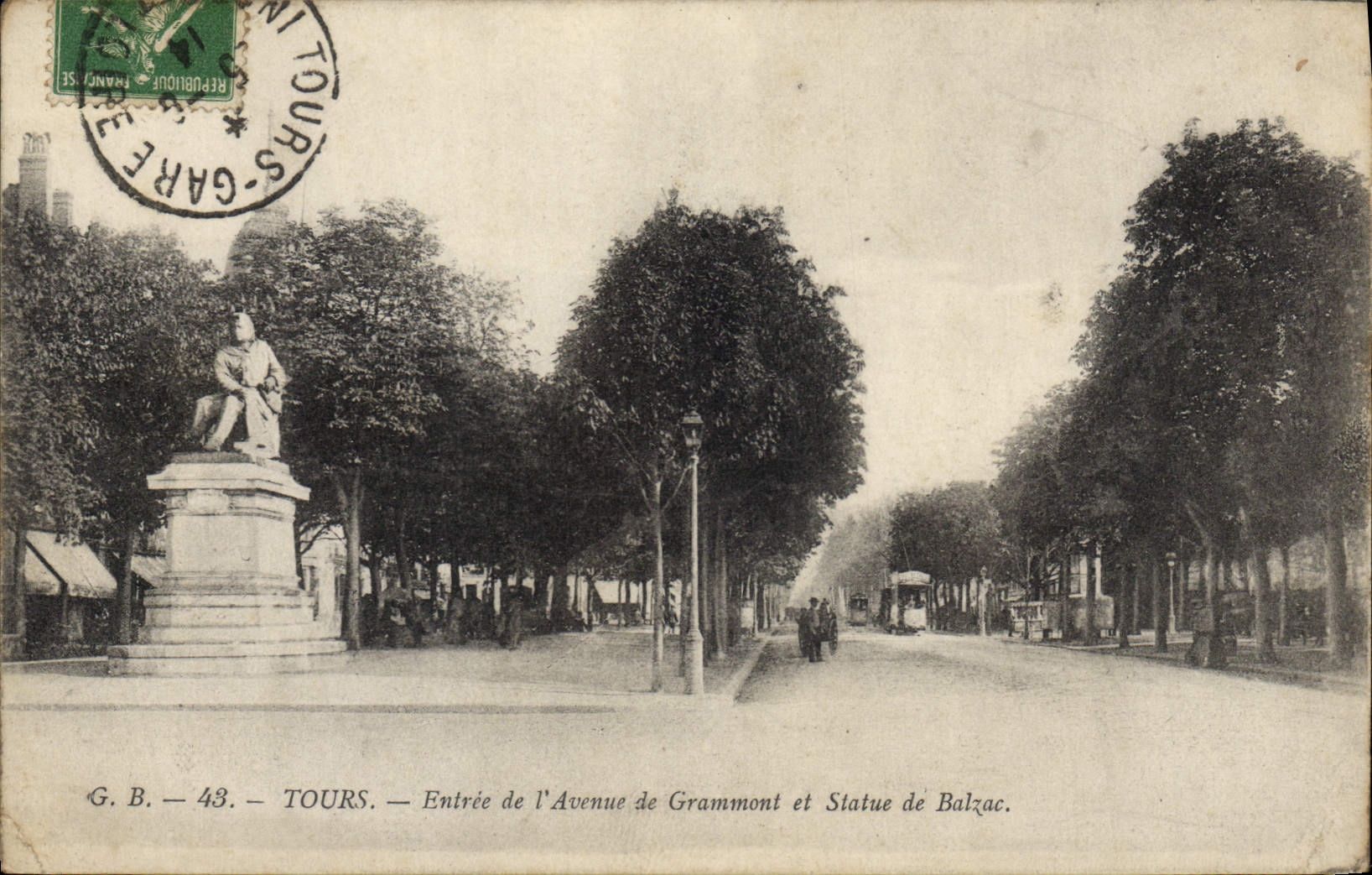 CPA Tours Entree de l'Avenue de Grammont et Statue de Balzac 