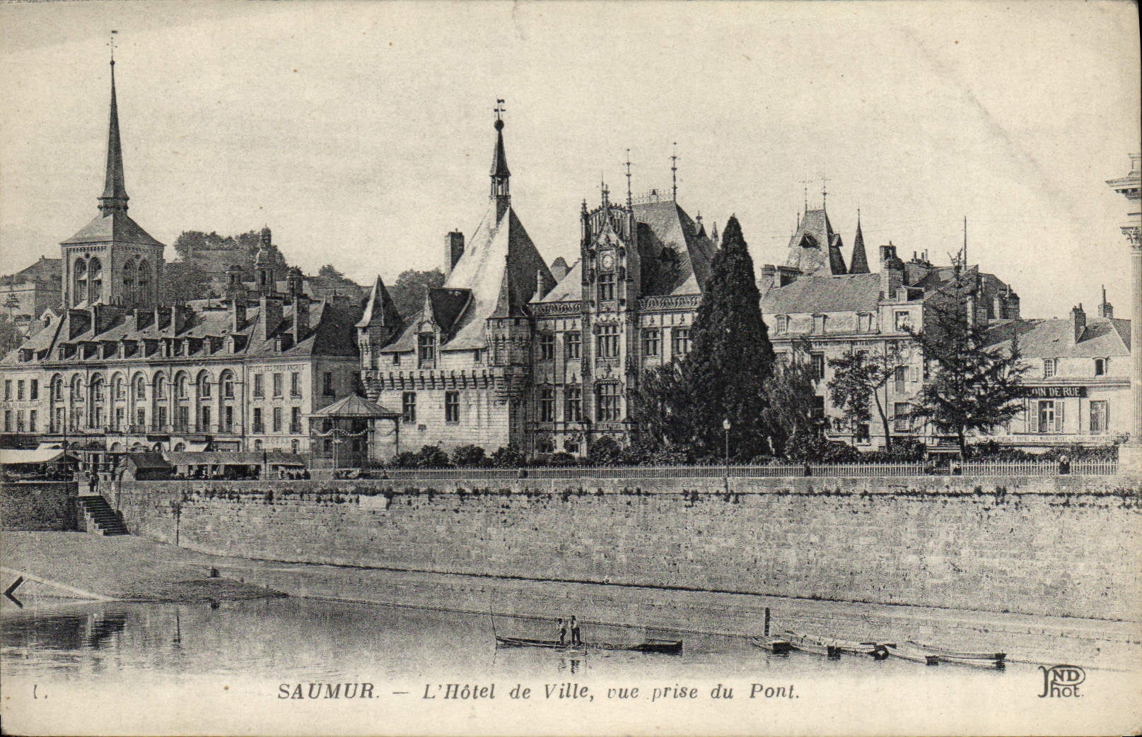CPA Saumur L'Hotel de Ville vue prise du Pont